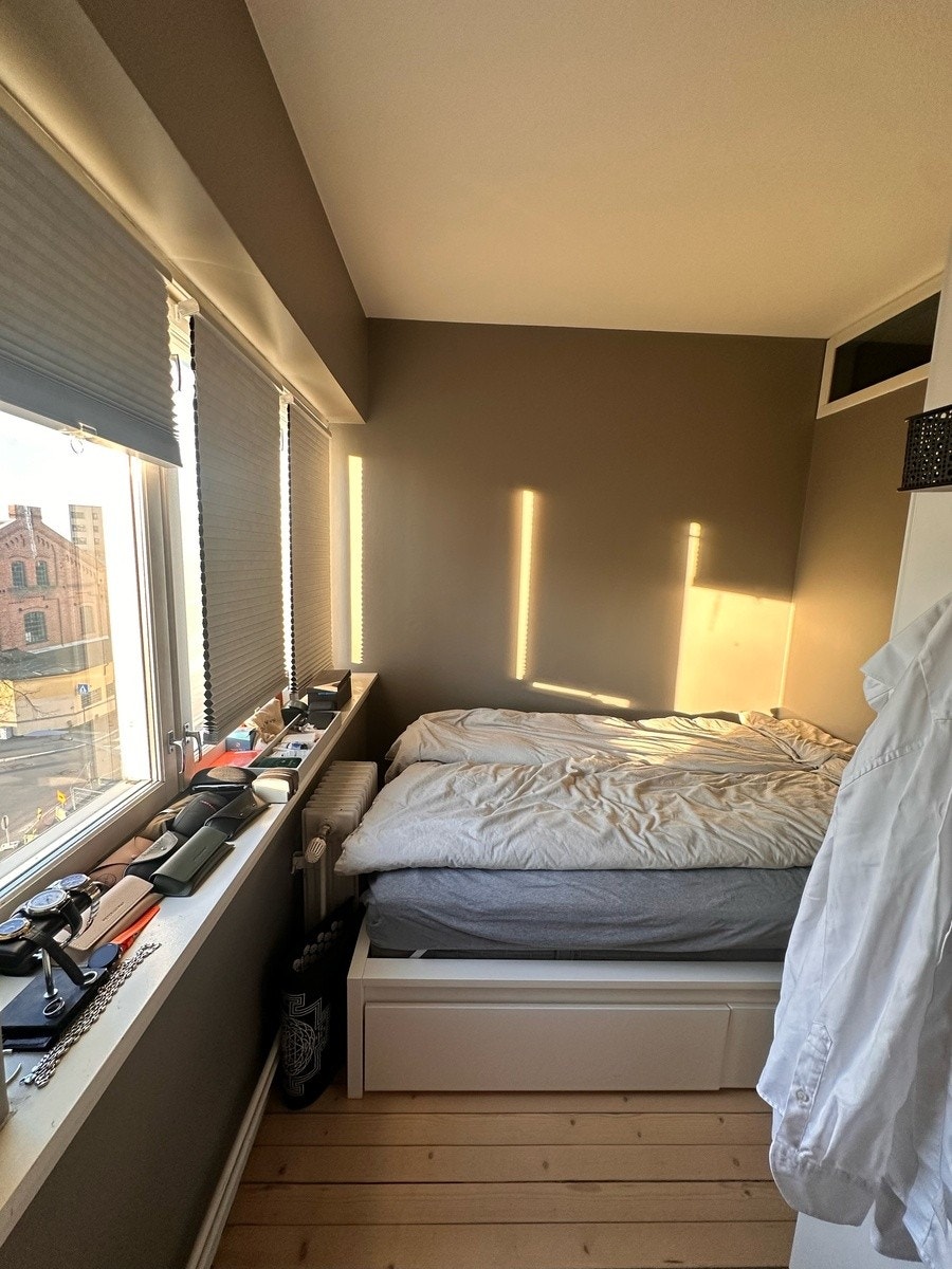 Adskilt soverom med 140 seng og kleesoppbevaring Galleribilde