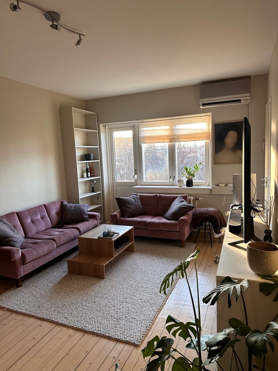 Lys og åpen stue, med god planløsning Galleribilde