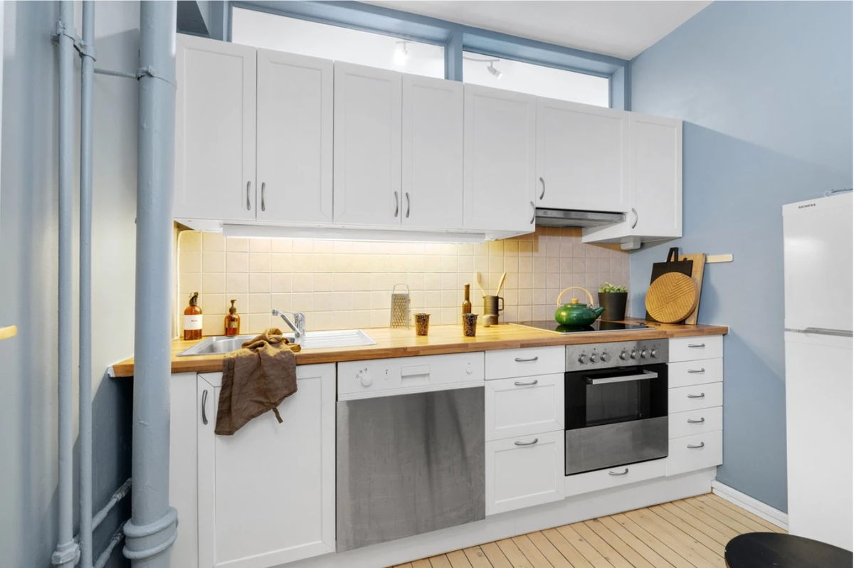 Adskilt kjøkken med vaskemaskin og stort kjøleskap Galleribilde