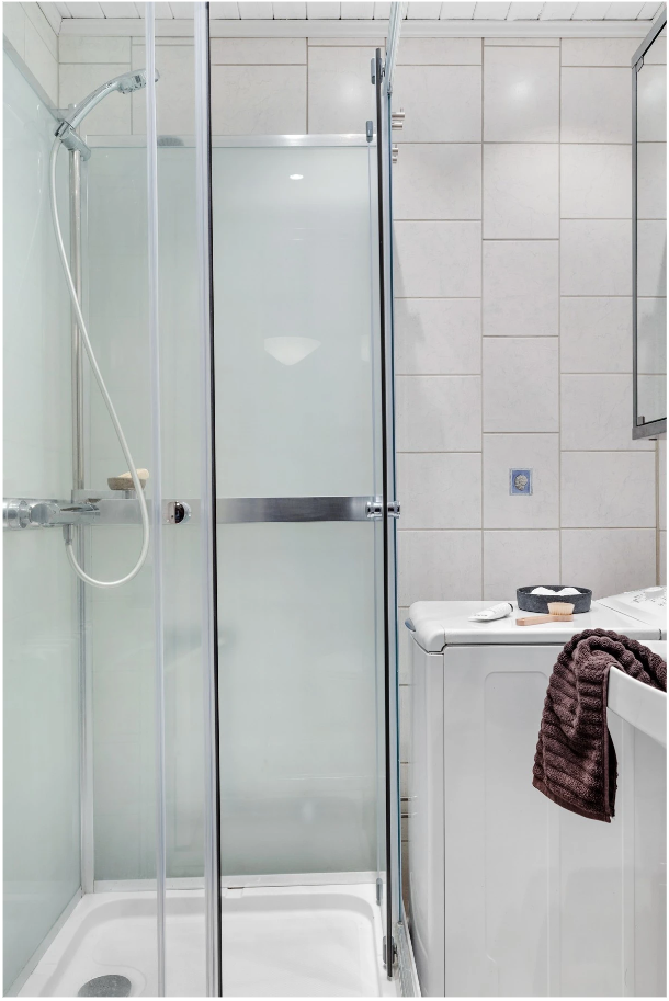 Bad med dusjkabinett. Varmtvann er inkludert i leien Galleribilde