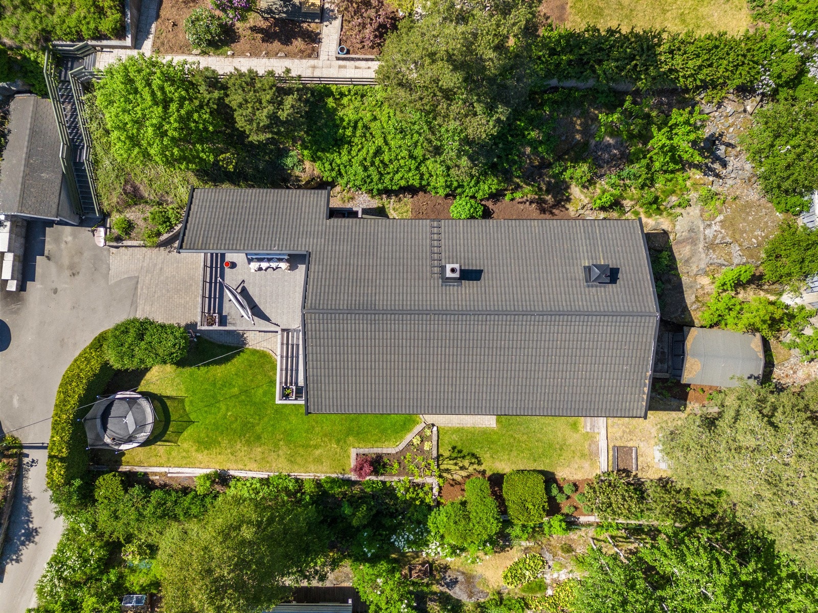 Oversiktsbilde som viser tomtens størrelse og flotte beliggenhet. Galleribilde