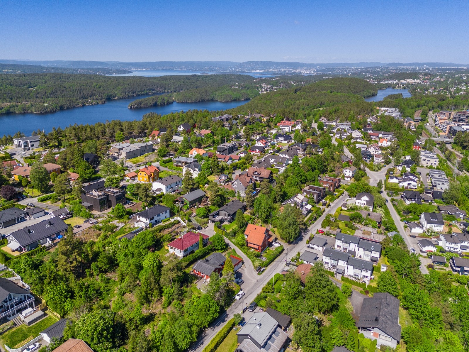 Området er attraktivt og barnevennlig med nærhet til marka, flere fine turløyper, badeplass og vakre grøntområder Galleribilde