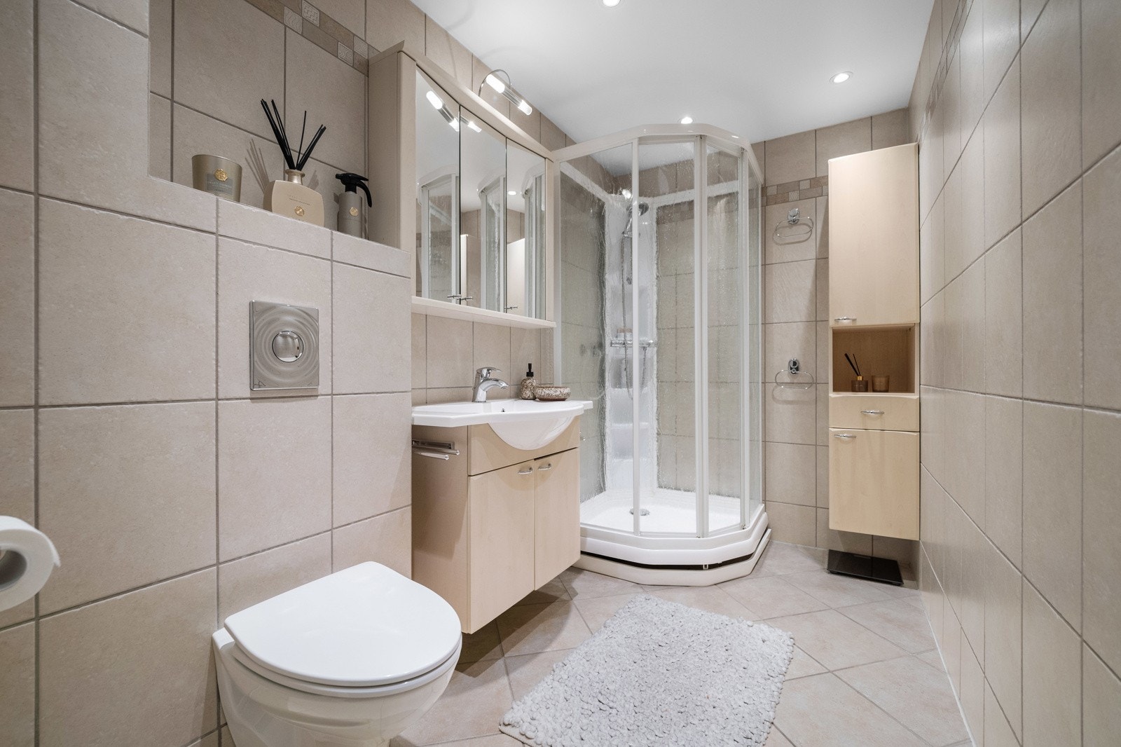 Badet i første etasje er flislagt med elektriske varmekabler i gulv Galleribilde