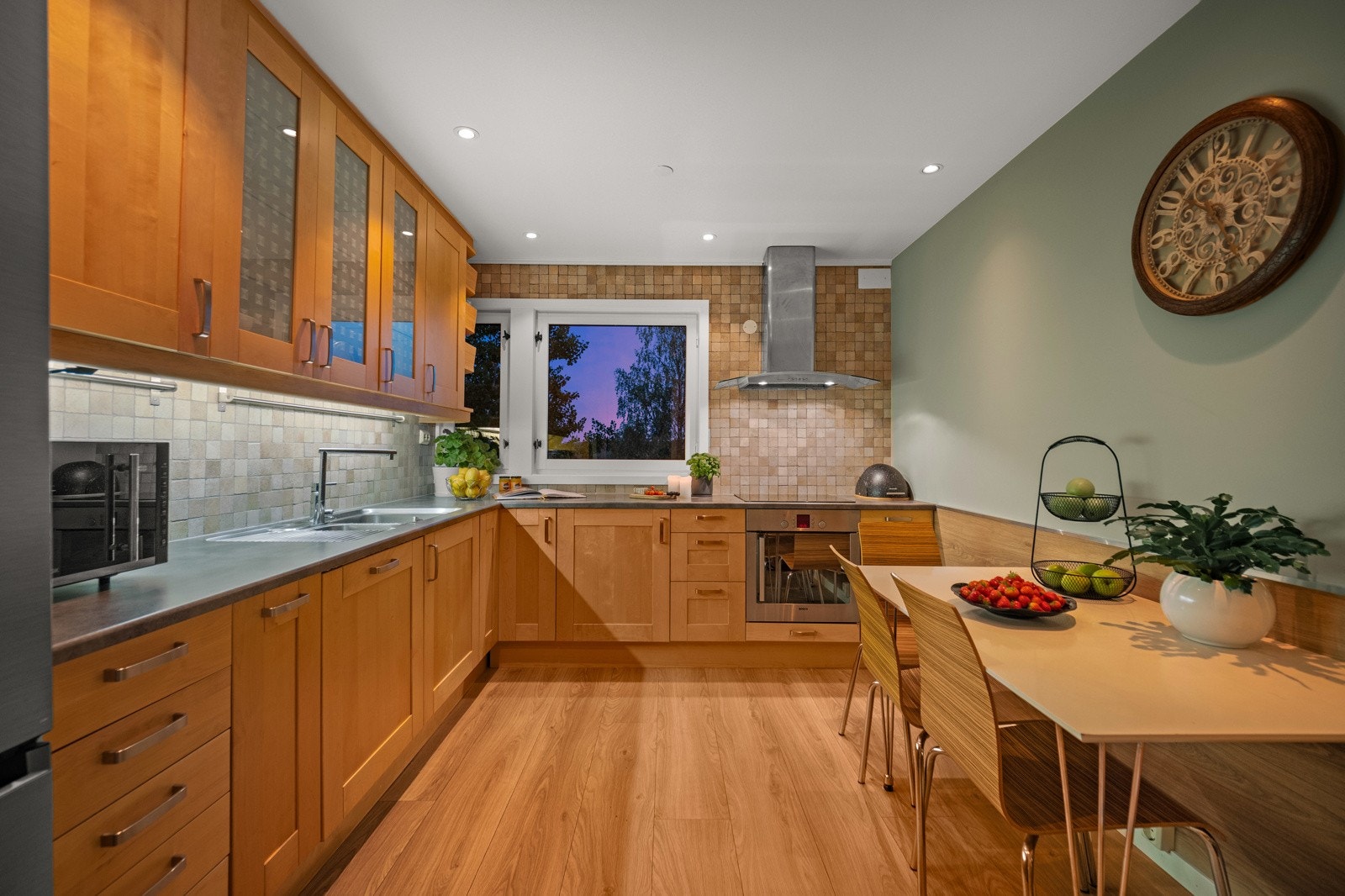 Kjøkkenet er avsatt i egen sone med Ikea innredning med profilerte fronter i bjerk Galleribilde