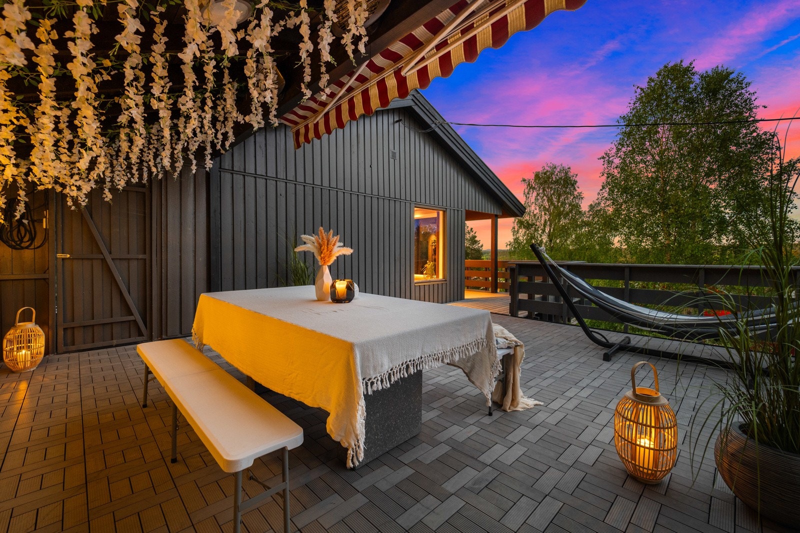 Her er det rikelig med plass til både sittegruppe, spisebord med god kapasitet og grill Galleribilde