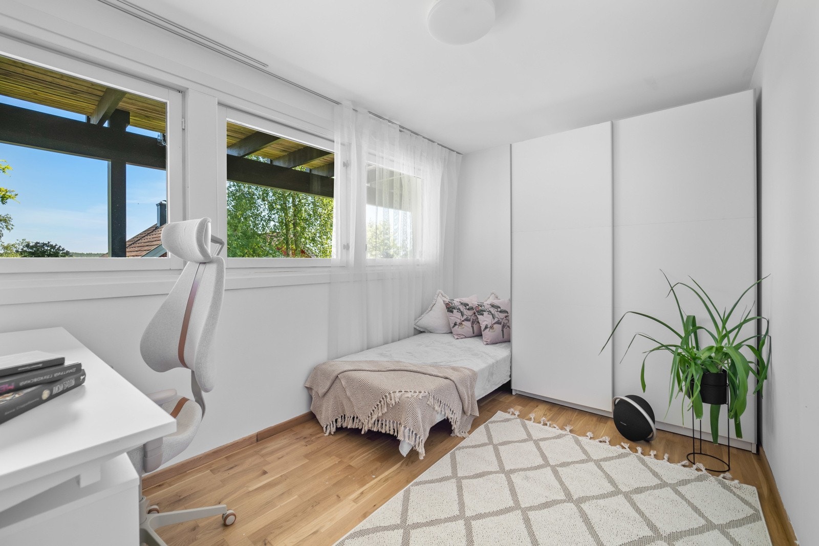 Lyst og fint soverom i underetasjen med skyvedørsgarderobe. Galleribilde