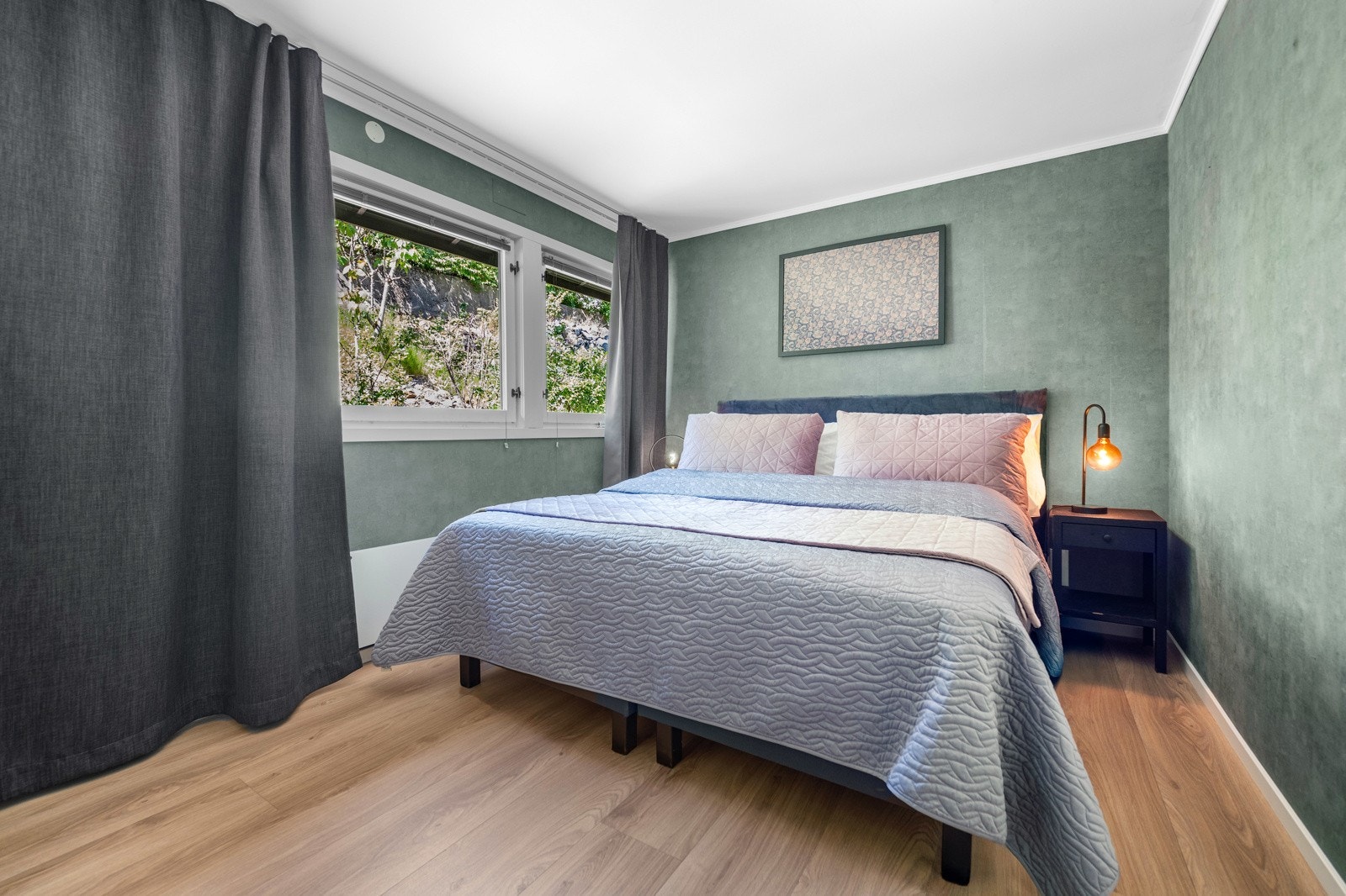 I første etasjen er to soverom av god størrelse. Hovedsoverommet med god plass til dobbeltseng og tilhørende nattbord Galleribilde