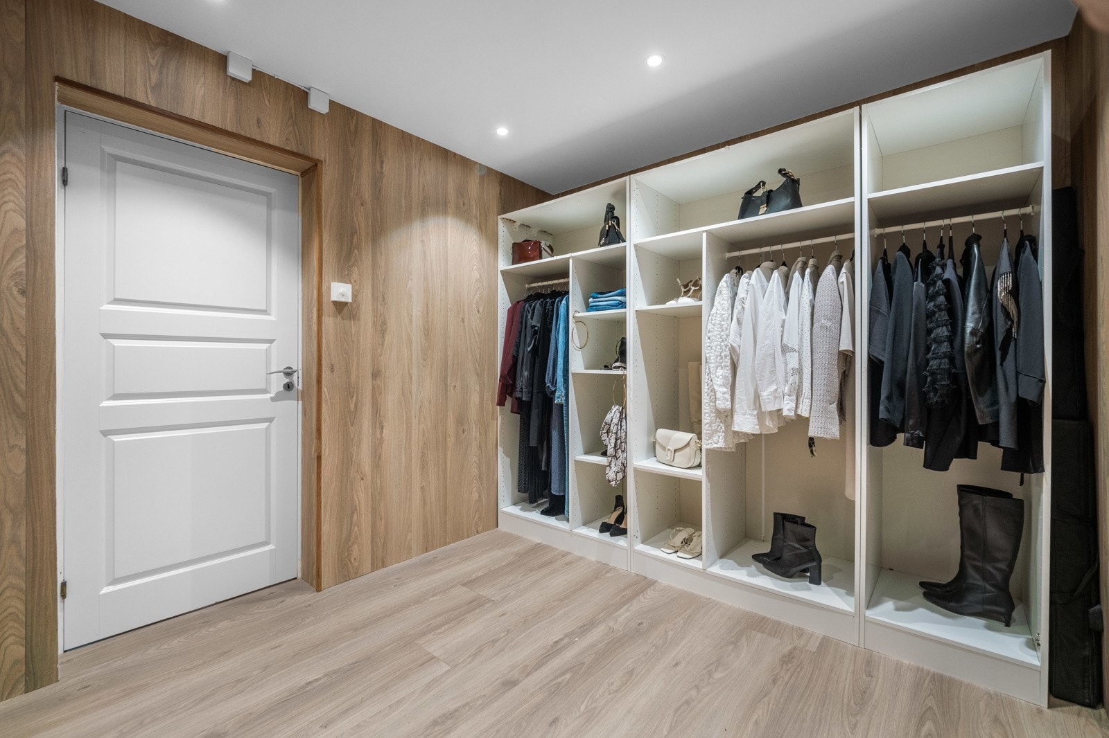 Underetasjen har et separat walk in med praktiske garderobeløsninger Galleribilde