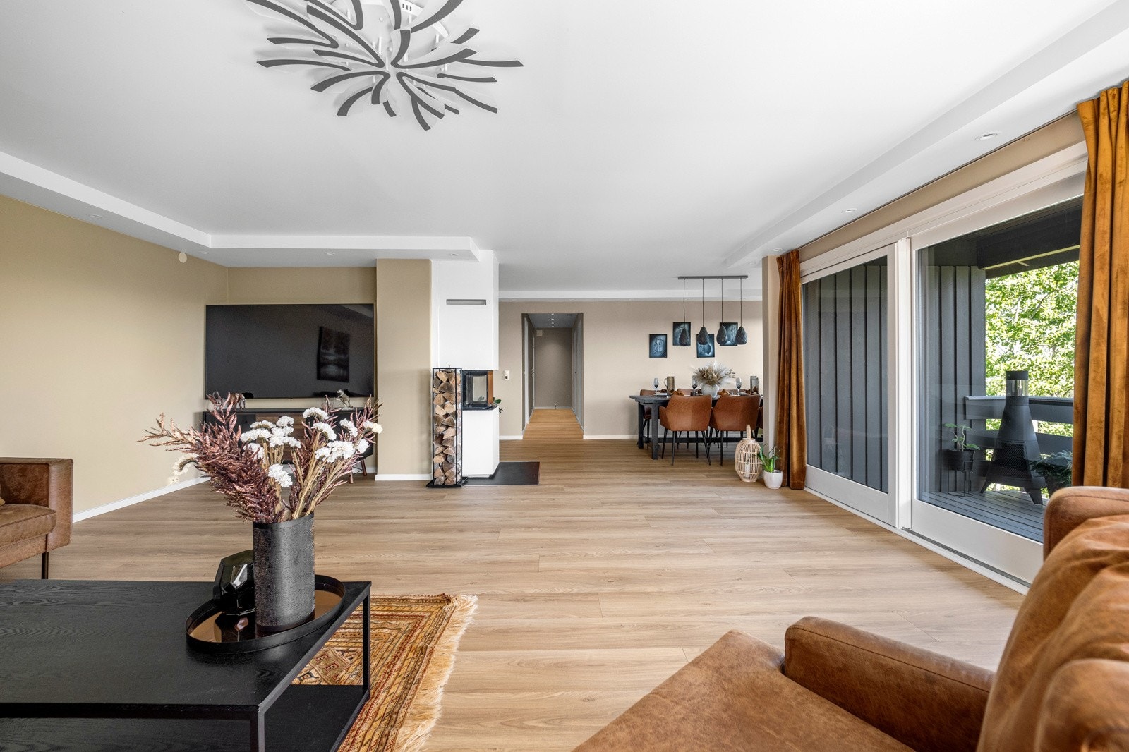 Stilfull peisovn installert i 2022, gir både varme og atmosfære Galleribilde