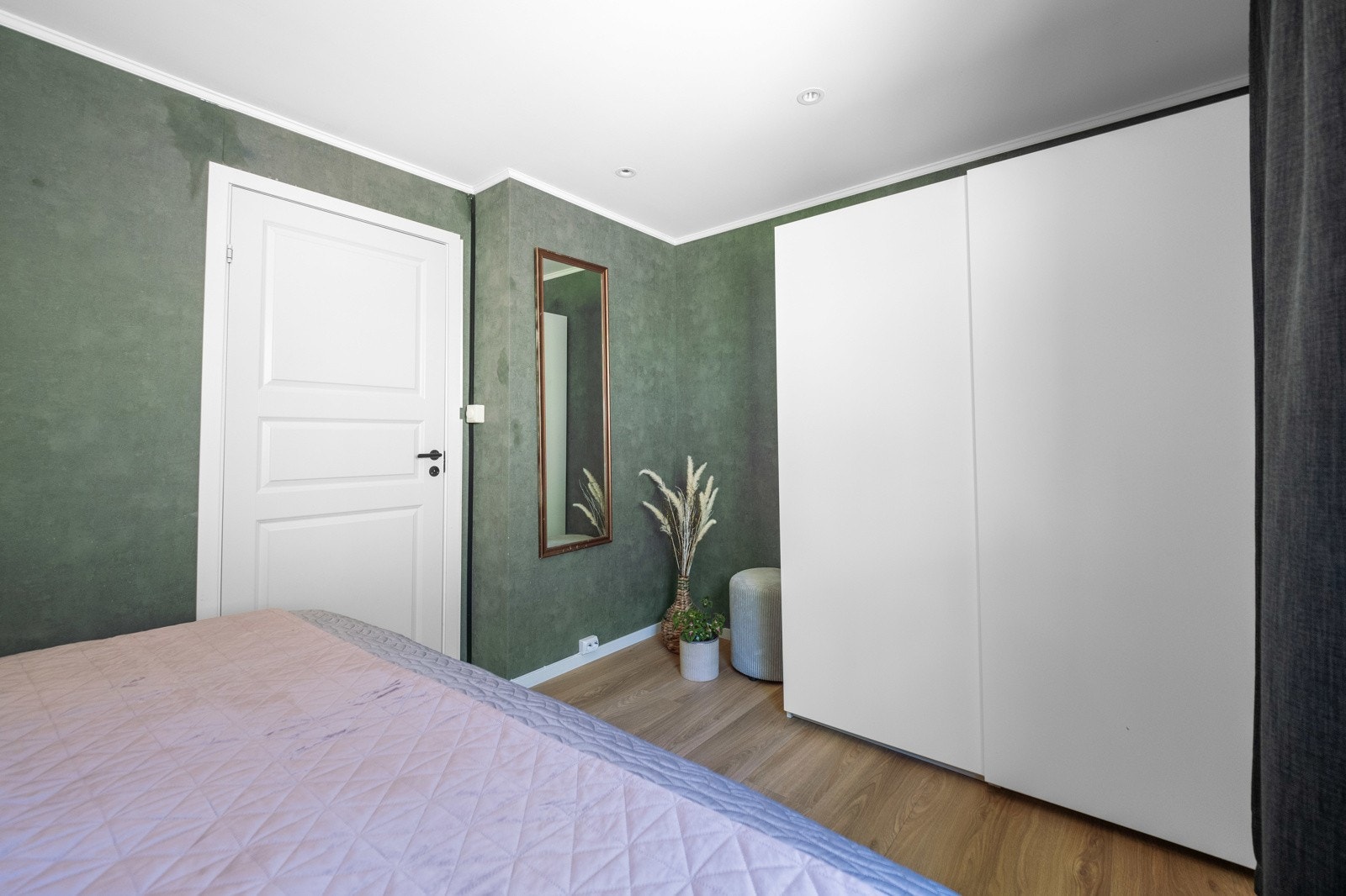 Det er en stor skyvedørsgarderobe med rikelig med plass til klesoppbevaring Galleribilde