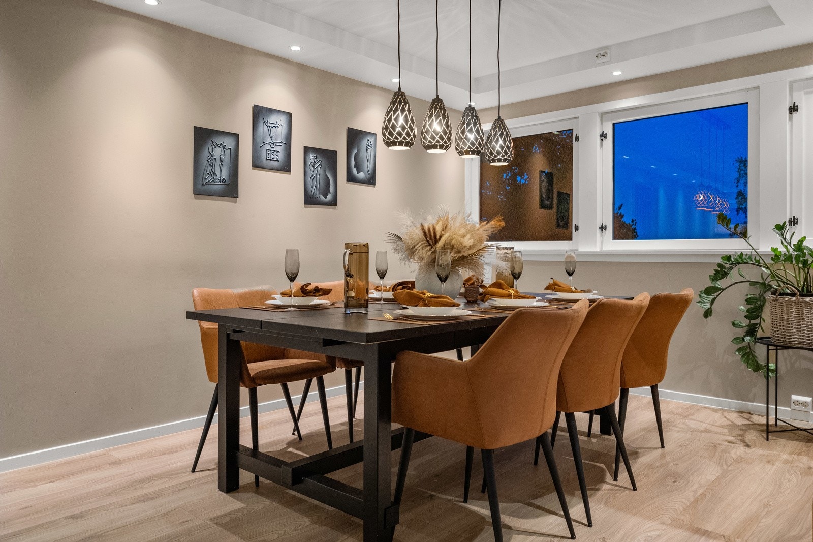 Hyggelig spisestue med plass til stort langbord for hyggelige familiemiddager Galleribilde