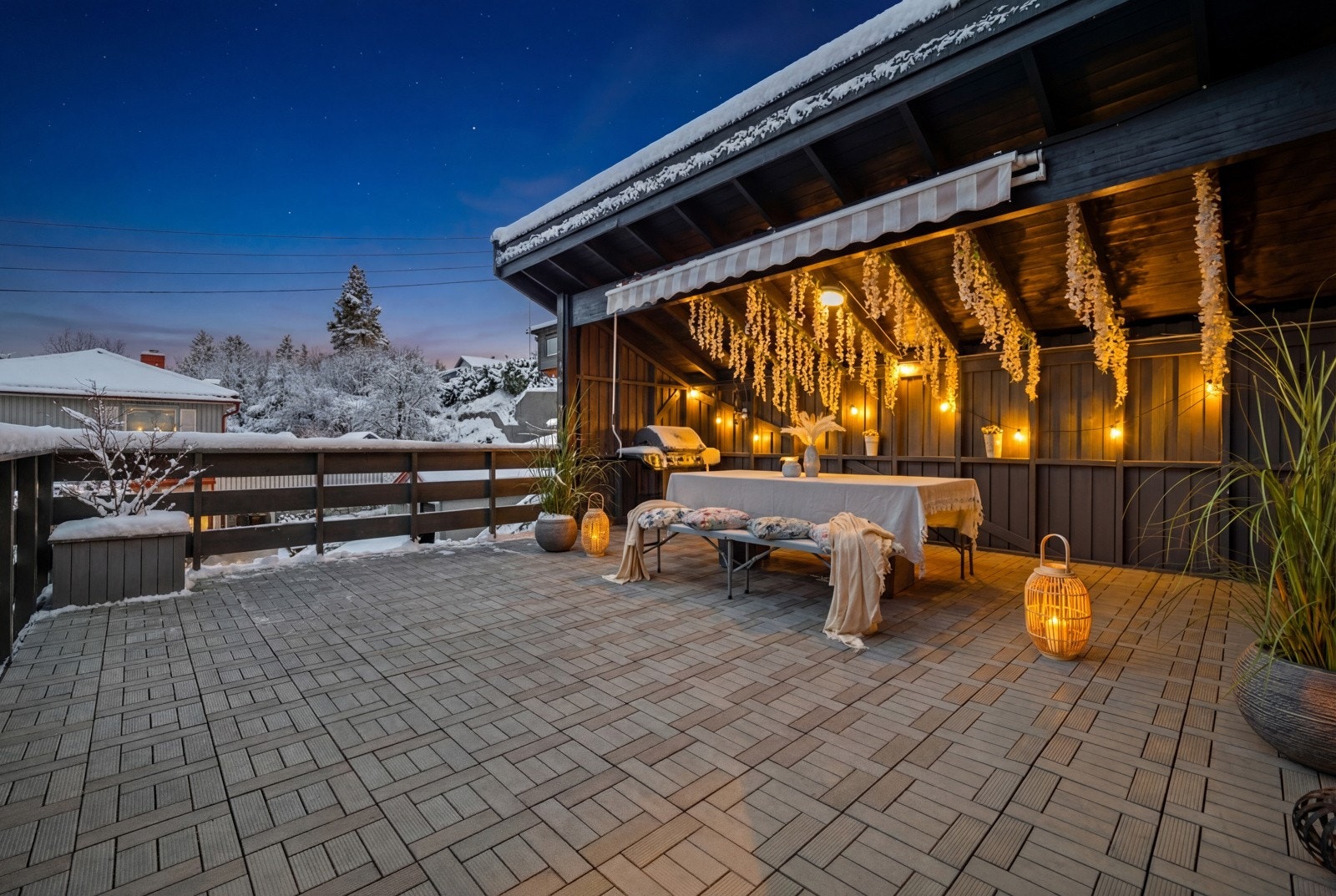 Delvis overbygd veranda med utgang fra stuen med god plass til utemøblement Galleribilde