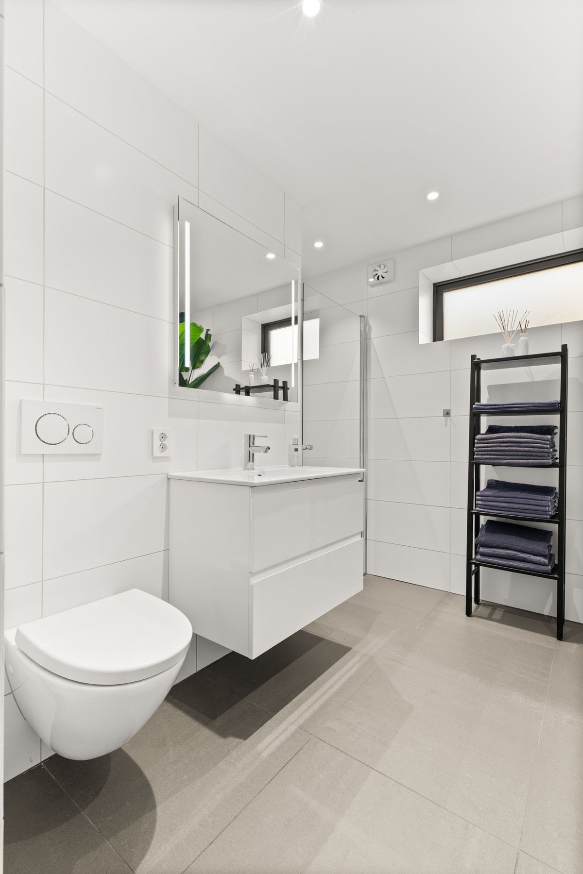 Baderommet i 1. etasje er innbydende og romslig, og er utformet med tanke på både funksjonalitet og komfort for hele familien Galleribilde