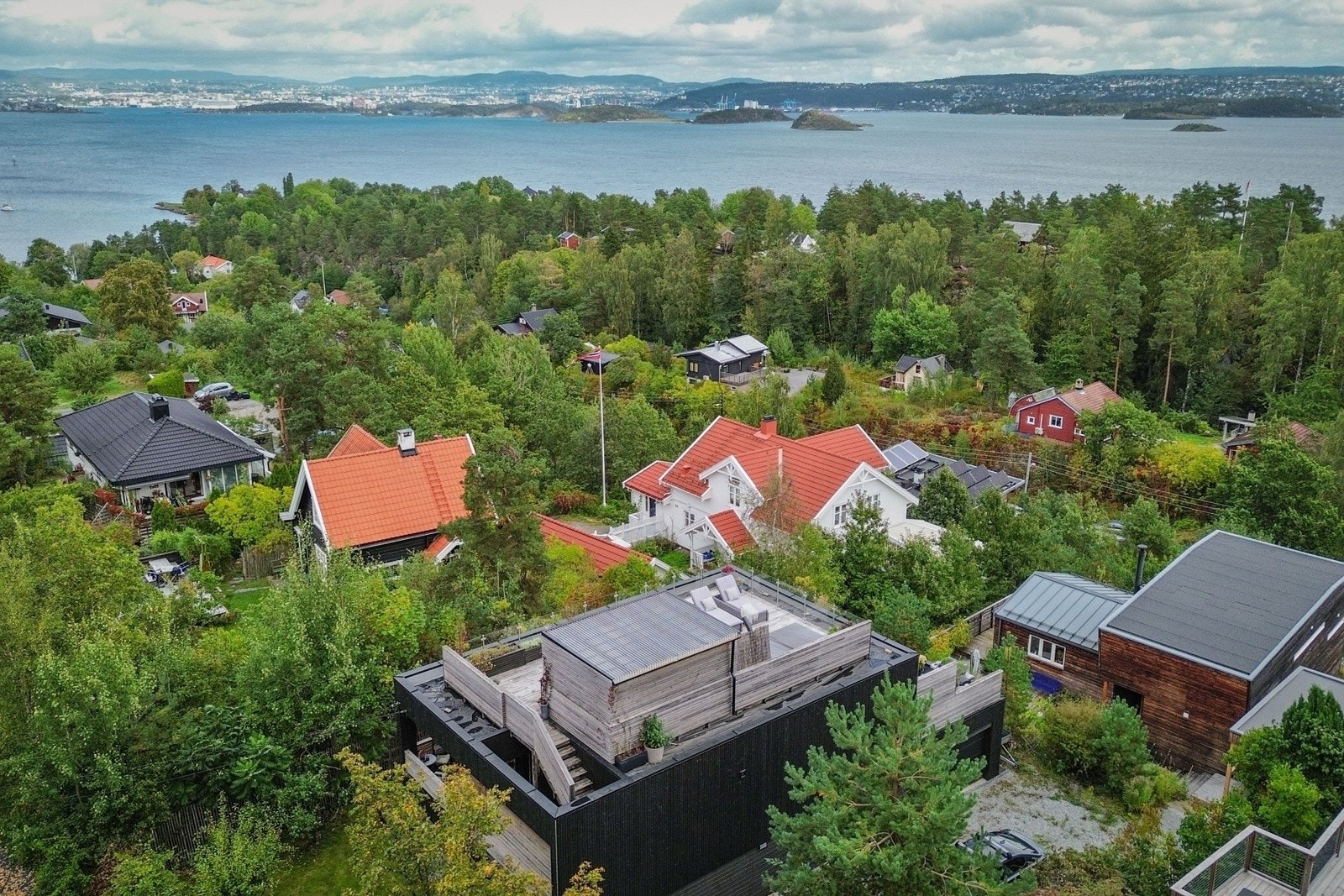 Hellvik er et historisk område på Nesodden, kjent for sine gamle landsteder, vakre kyststier og sin lange maritime tradisjon. Galleribilde
