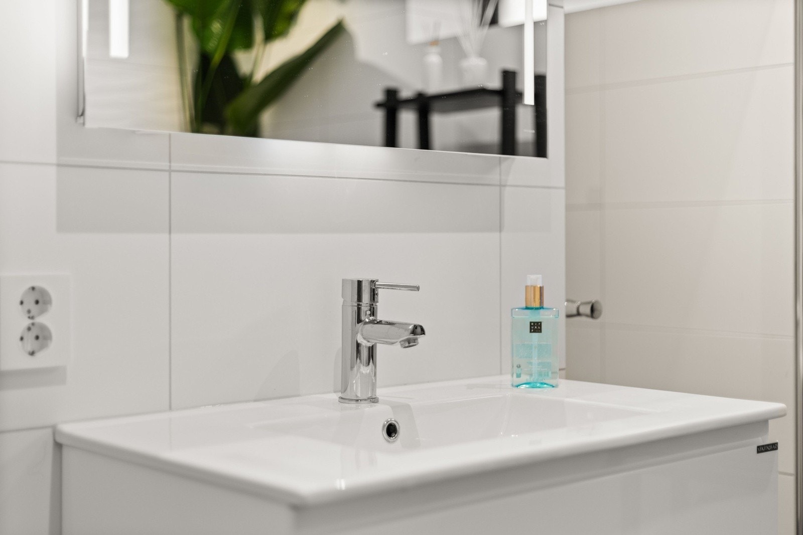 Her finner du servant på skapinnredning med glatte fronter, veggspeil og vegghengt toalett. Galleribilde