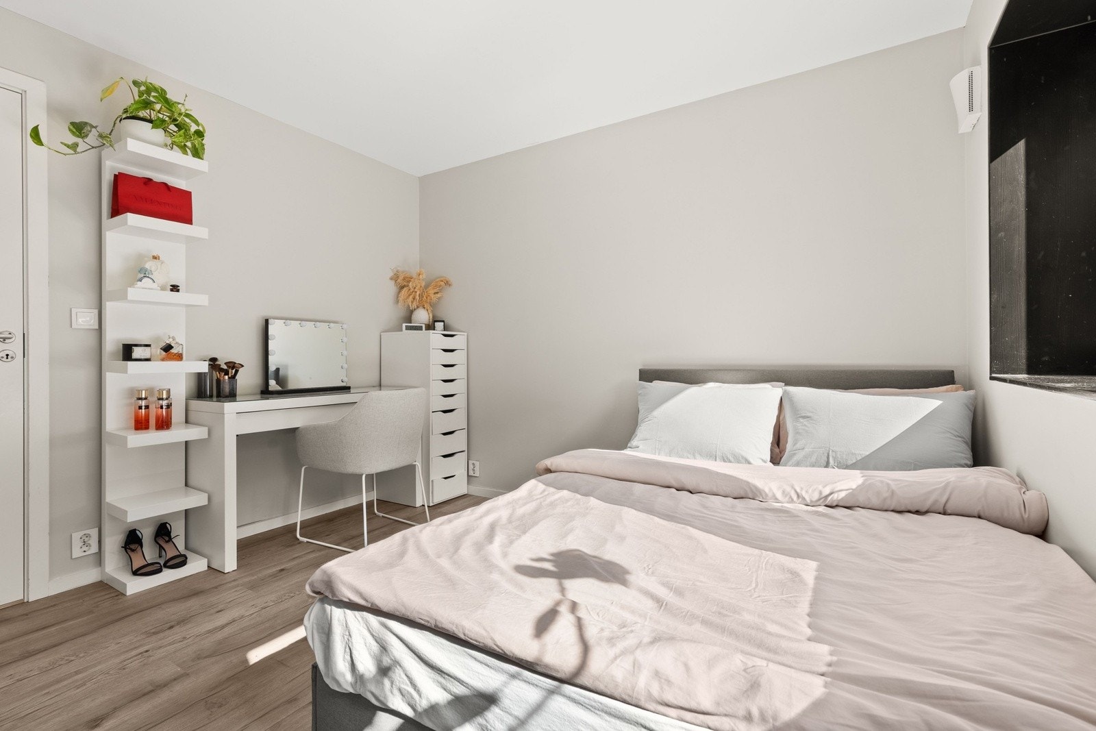 Det er tre gode soverom i etasjen. Galleribilde