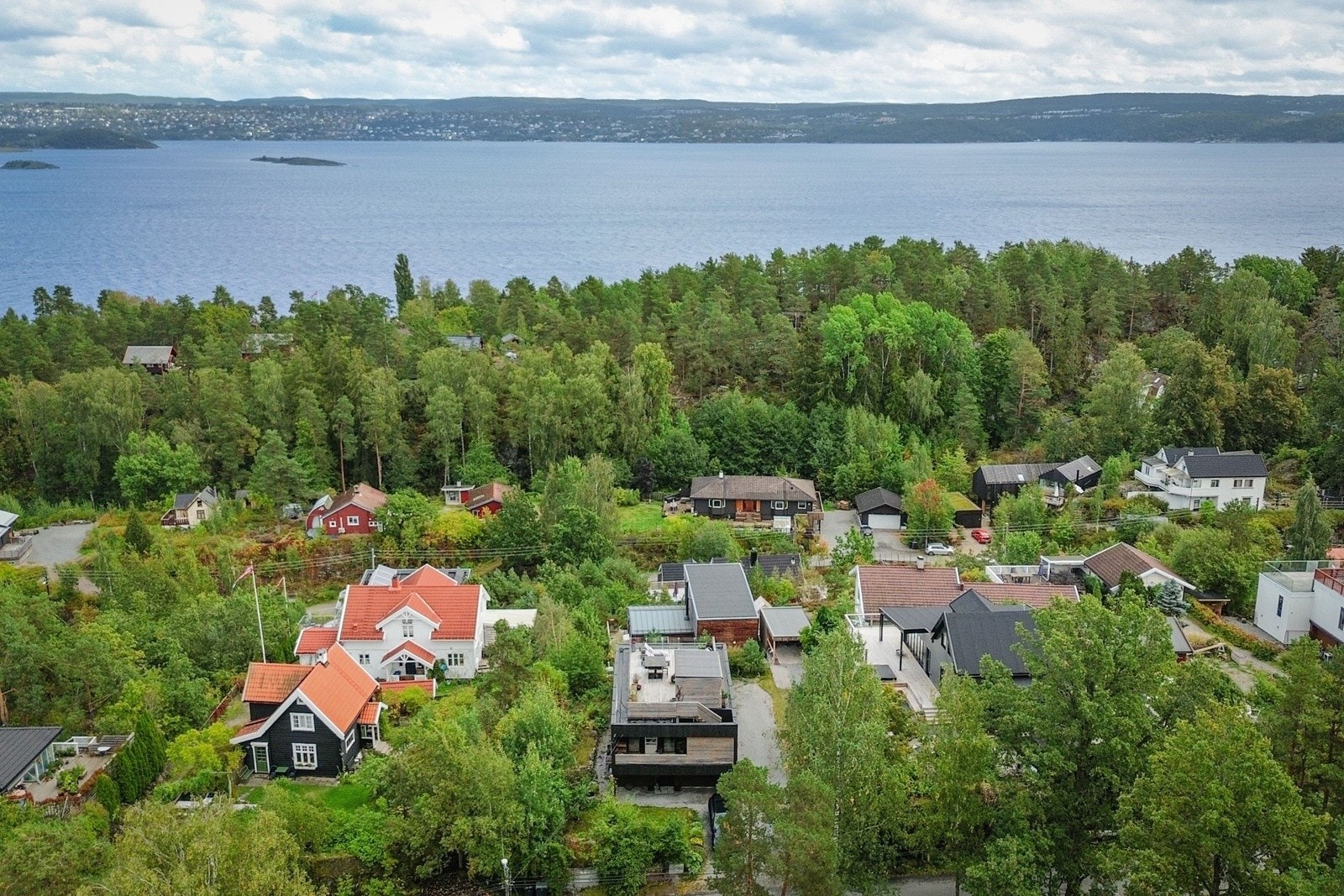 Boligen er perfekt for deg som ønsker å kombinere naturskjønne omgivelser med praktisk beliggenhet. Galleribilde