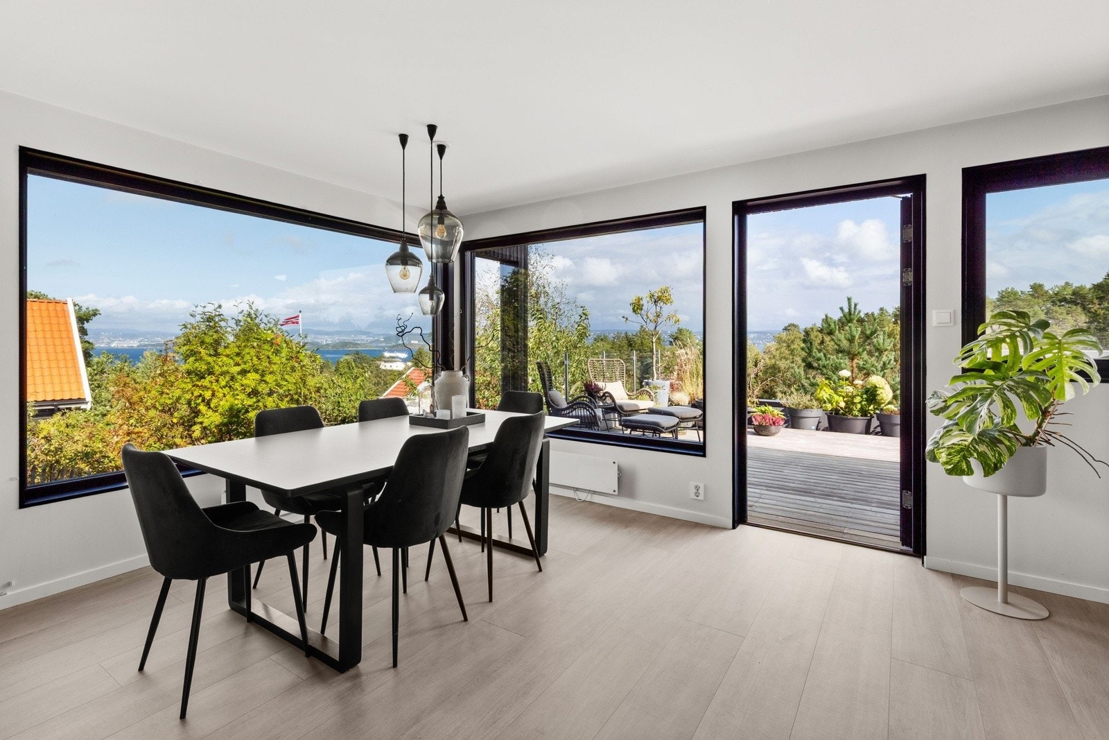 Stuen er godt dimensjonert og gir god plass til både stor sofagruppe og spisemøblement. Galleribilde