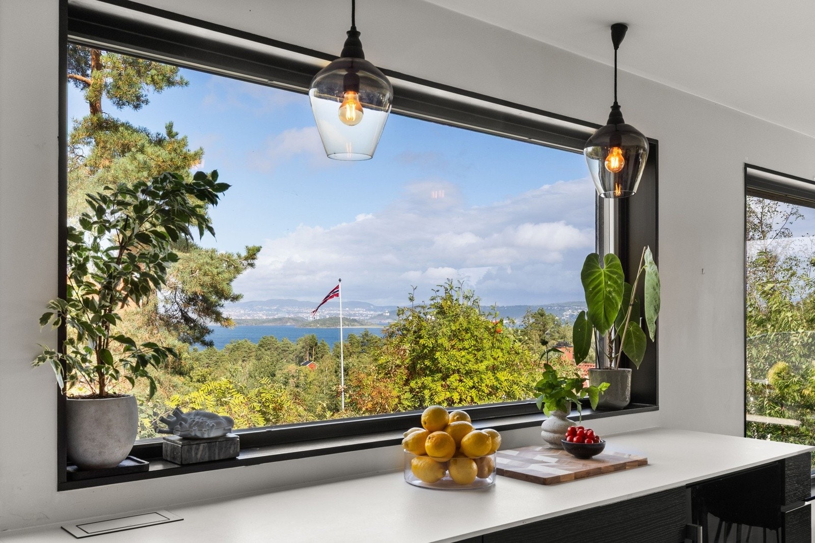 Her ligger alt til rette for kokkelering til hverdag og fest samtidig som man kan nyte den flotte utsikten. Galleribilde