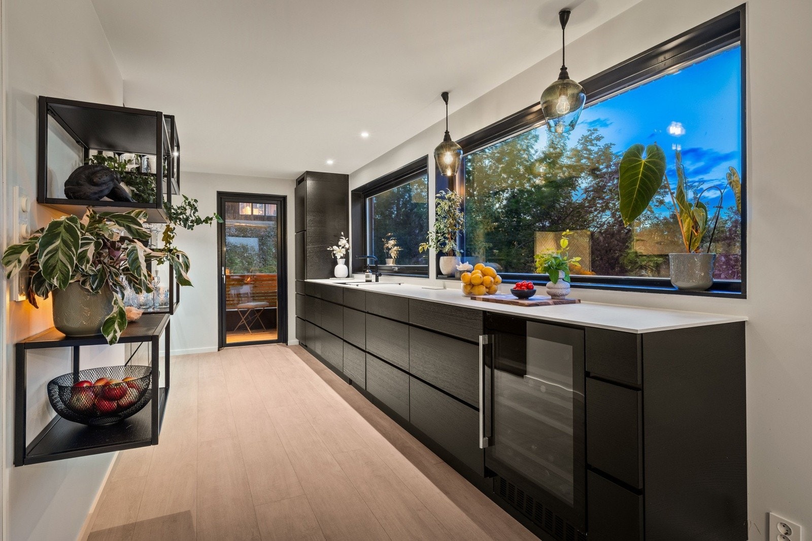 Lekkert moderne kjøkken med Kvik innredning med glatte fronter fra 2018. Galleribilde