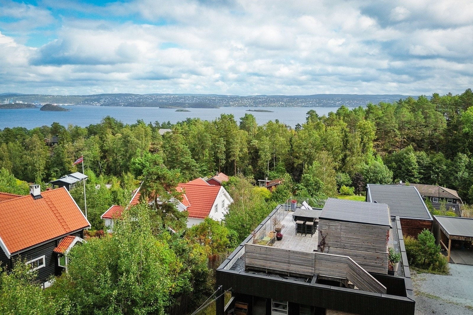Her bor du med kort vei til alt du trenger i hverdagen, samtidig som du har umiddelbar tilgang til vakker natur, idylliske Hellvikstranda og flotte turmuligheter. Galleribilde