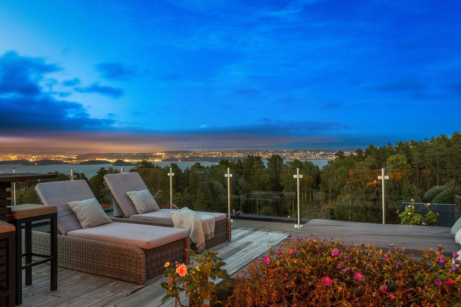 Stor takterrasse med panoramautsikt over hele Oslo, sol fra morgen til kveld og unike kvaliteter. Galleribilde