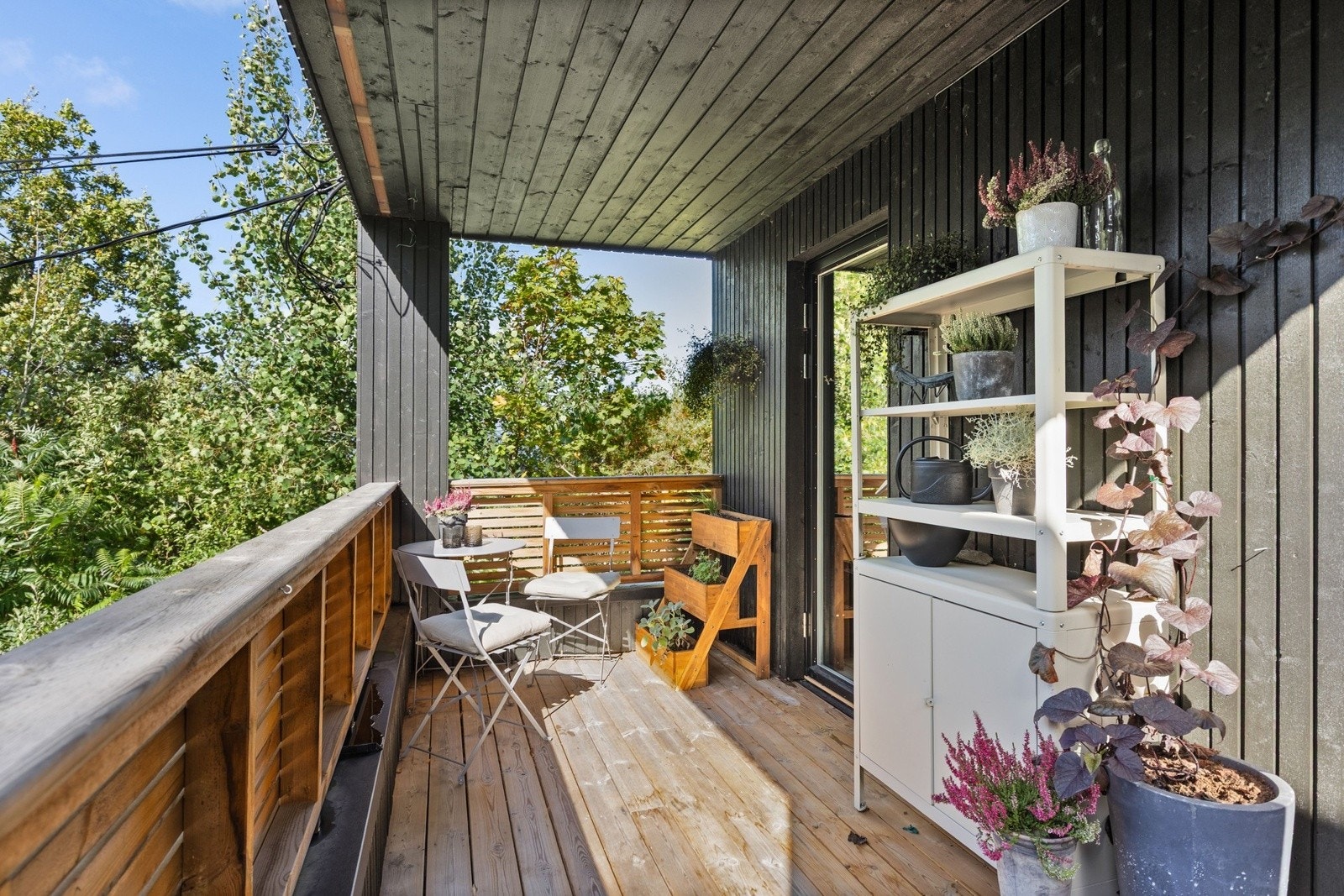 Vestvendt veranda, utgang fra både hovedsoverom og kjøkke og trapp opp til takterrassen. Galleribilde