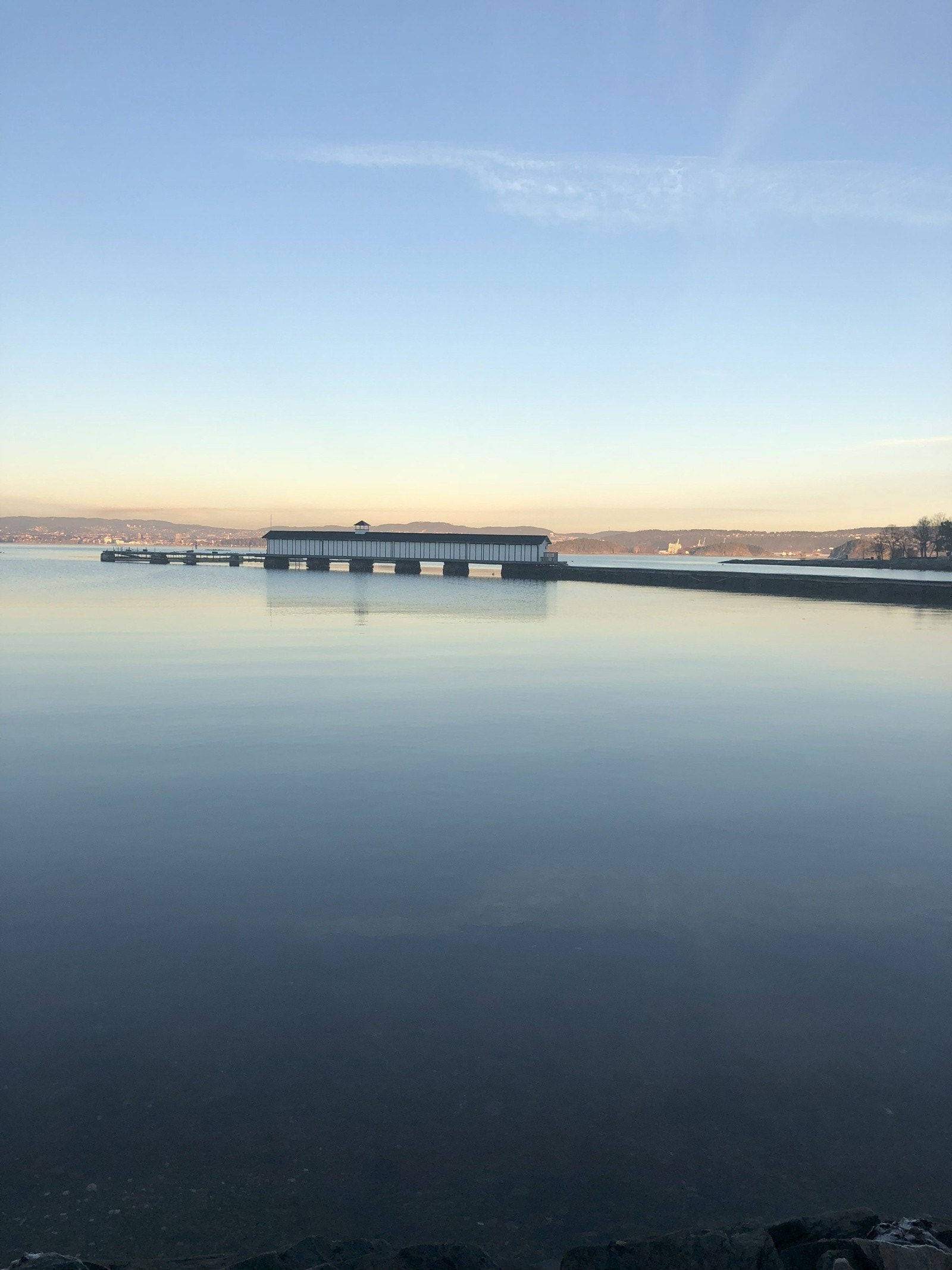 Som en del av Hellvikskog Vel disponerer du et privat brygge anlegg med mulighet for leie av båtplass og badehus. Galleribilde