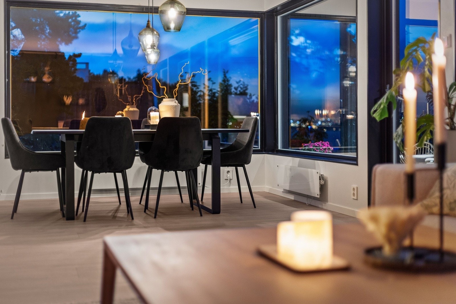 Den åpne løsningen gir en fin flyt mellom kjøkken og stue, og gjør rommet perfekt for både hverdagsliv og gjestfrihet. Galleribilde