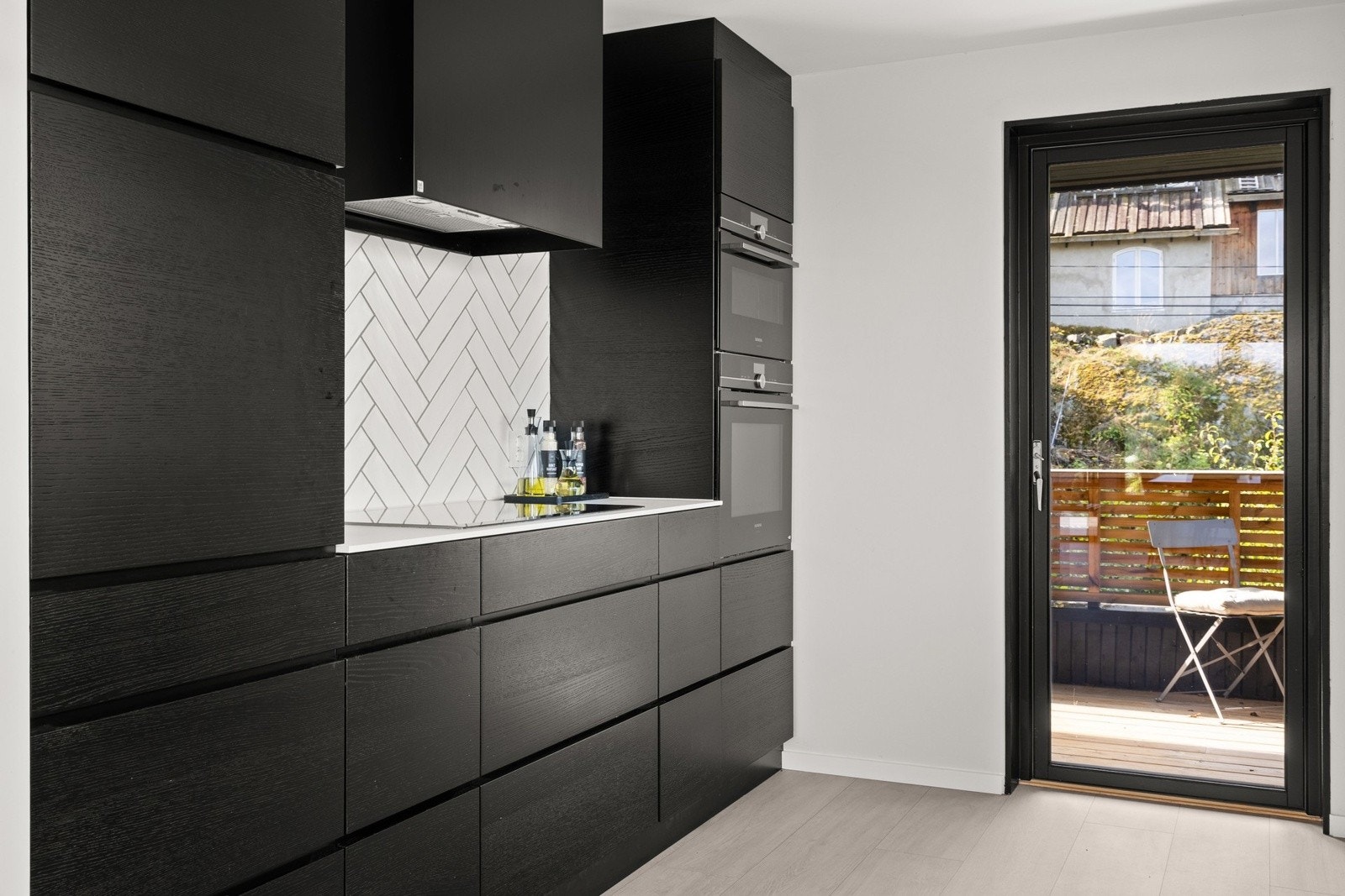 Godt med skap- og benkplass. Utgang til vestvendt veranda. Galleribilde