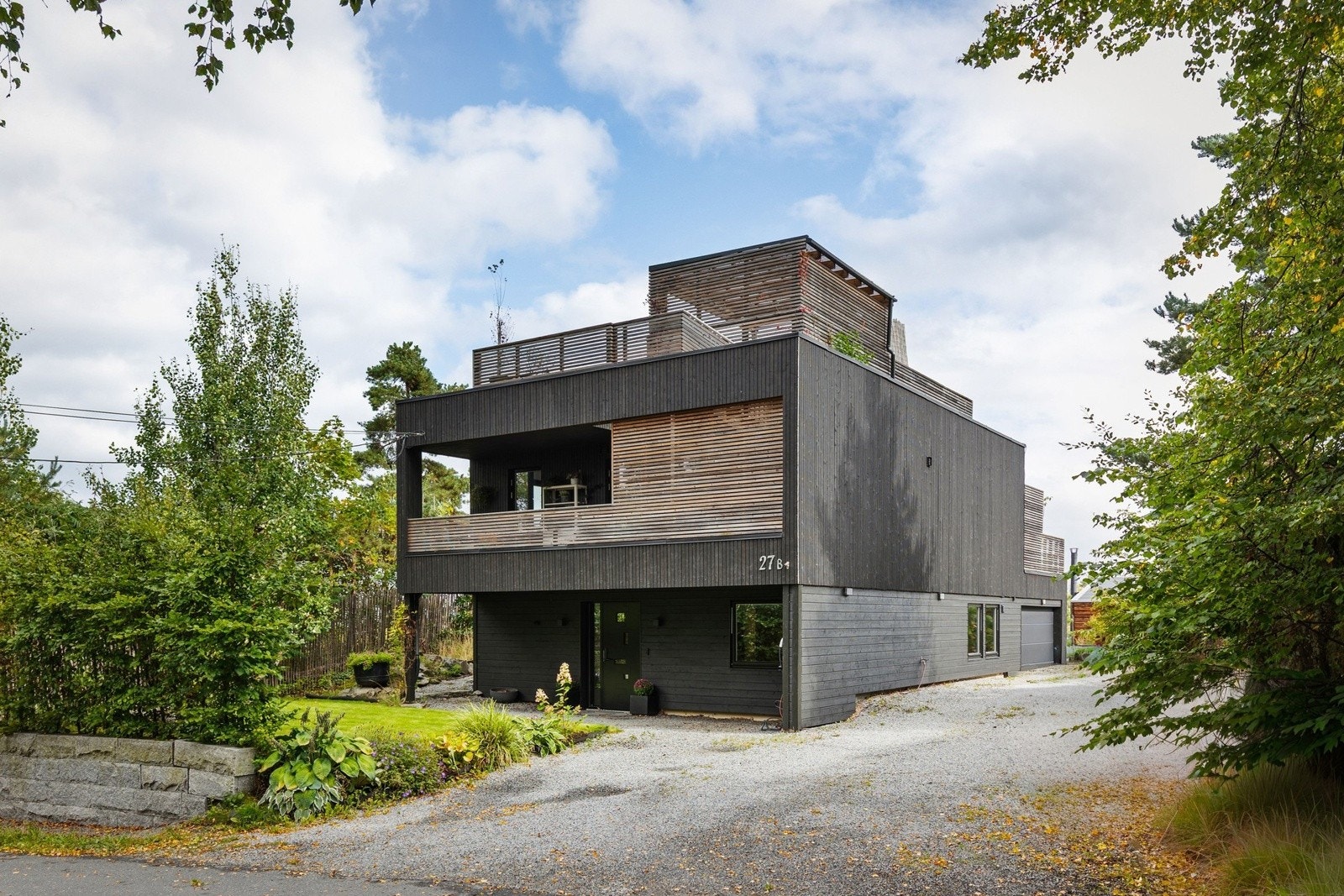 Fasade og inngang til garasjen til høyre på bildet. Galleribilde