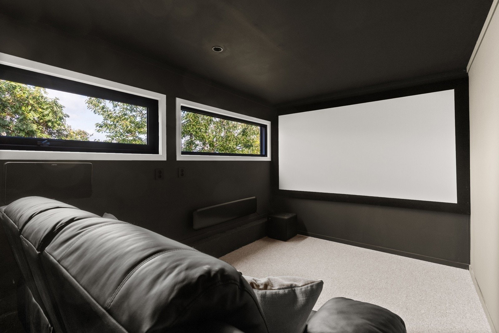 I garasjen er det innredet et behagelig medierom - perfekt som hjemmekino, gamingrom eller ungdomsrom. Galleribilde