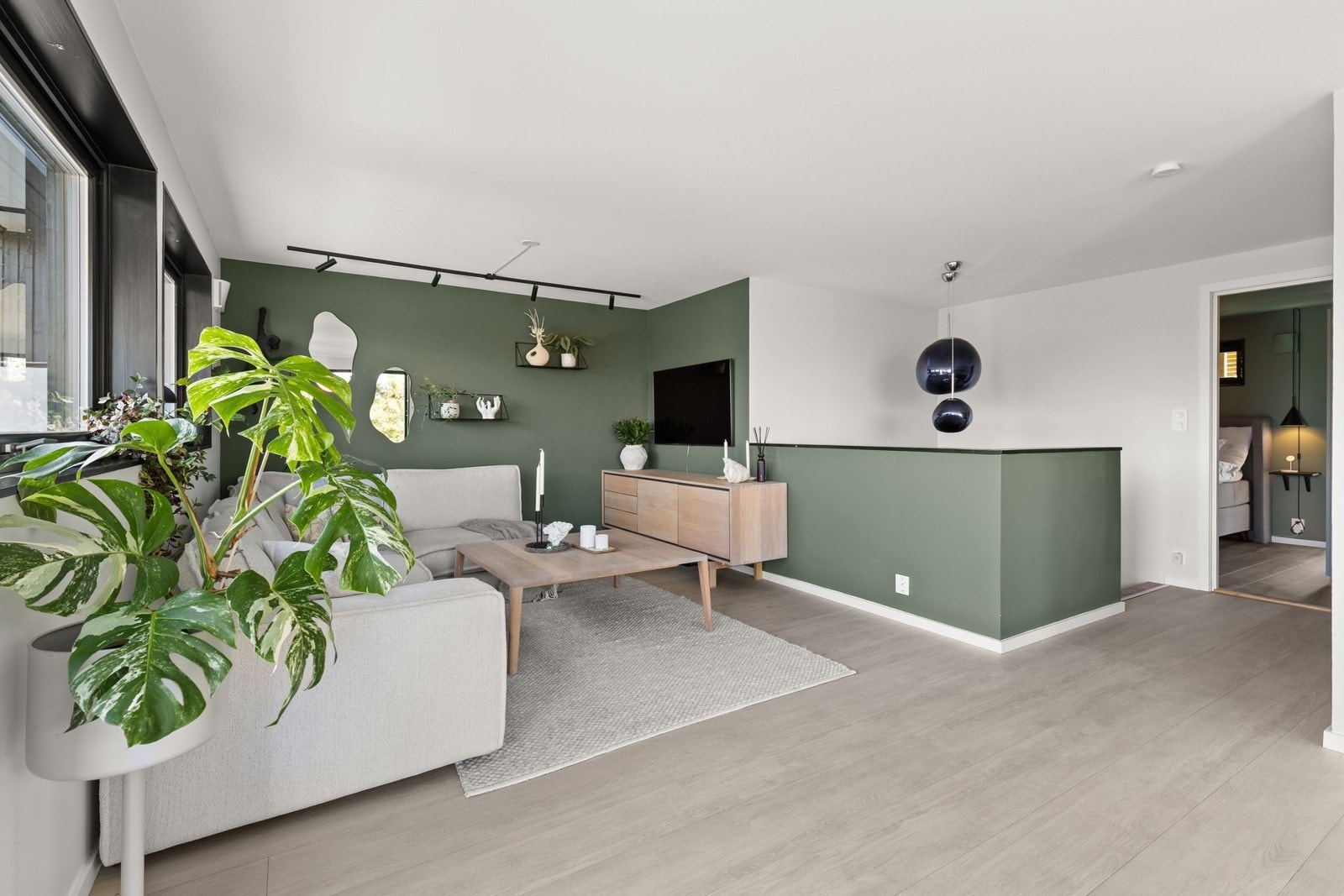 Et lyst, luftig og innbydende oppholdsrom med store vindusflater som slipper inn rikelig med naturlig lys gjennom hele dagen Galleribilde