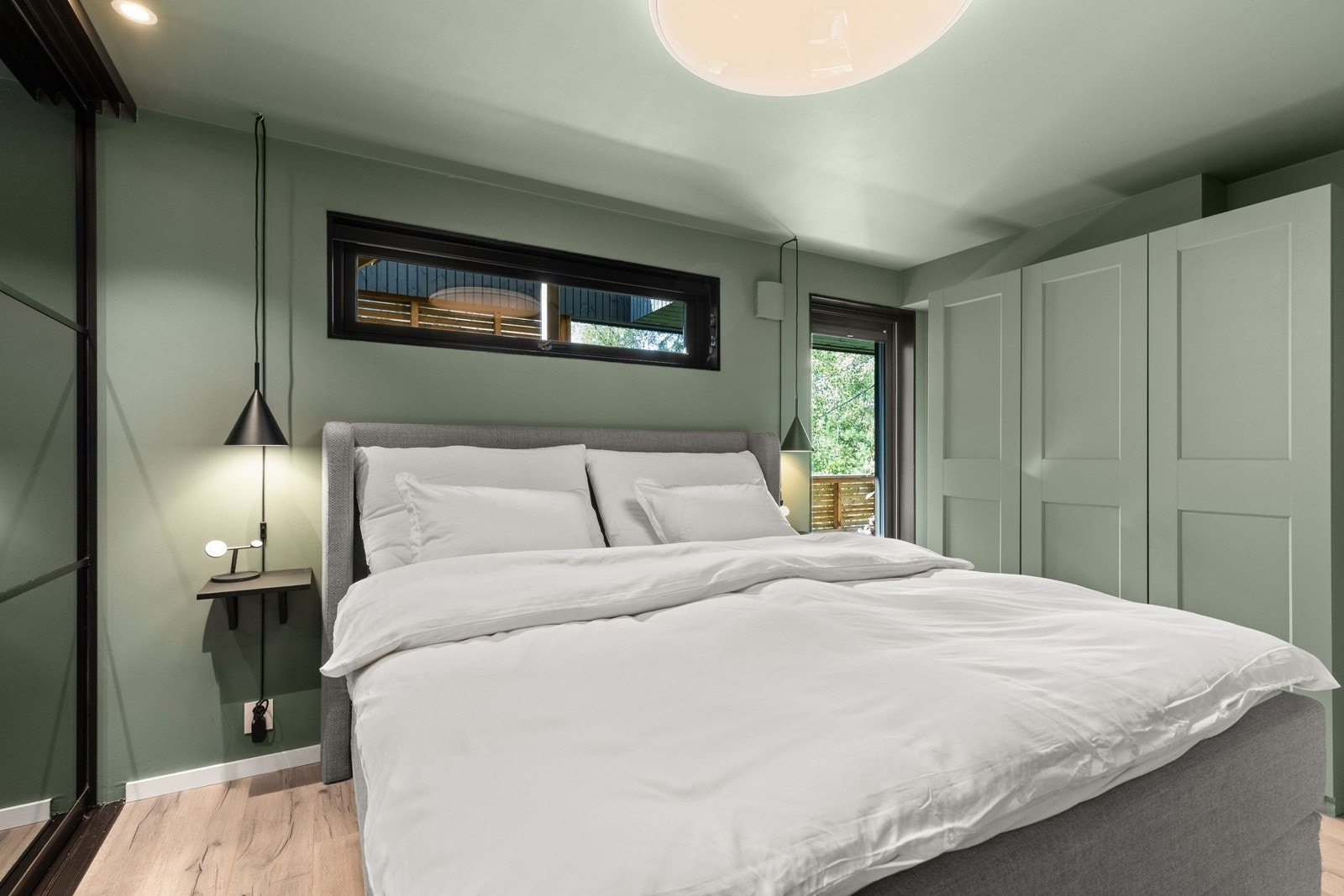 Her er det god plass til dobbeltseng, nattbord og god plass til oppbevaring av klær og utstyr i garderobeskapene. Galleribilde