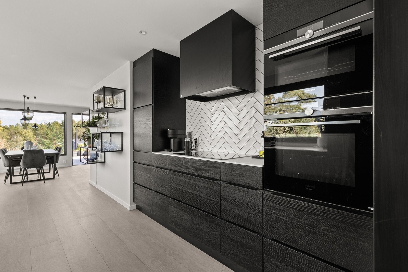 Integrerte hvitevarer: Kombiovn (stekeovn og mikro), dampovn, kjøleskap, oppvaskmaskin og vinskap. Galleribilde