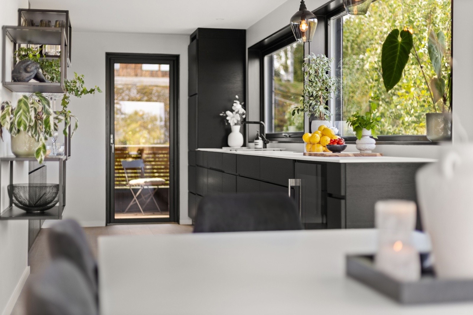 Fra kjøkkenet er det også utgang til veranda. Galleribilde