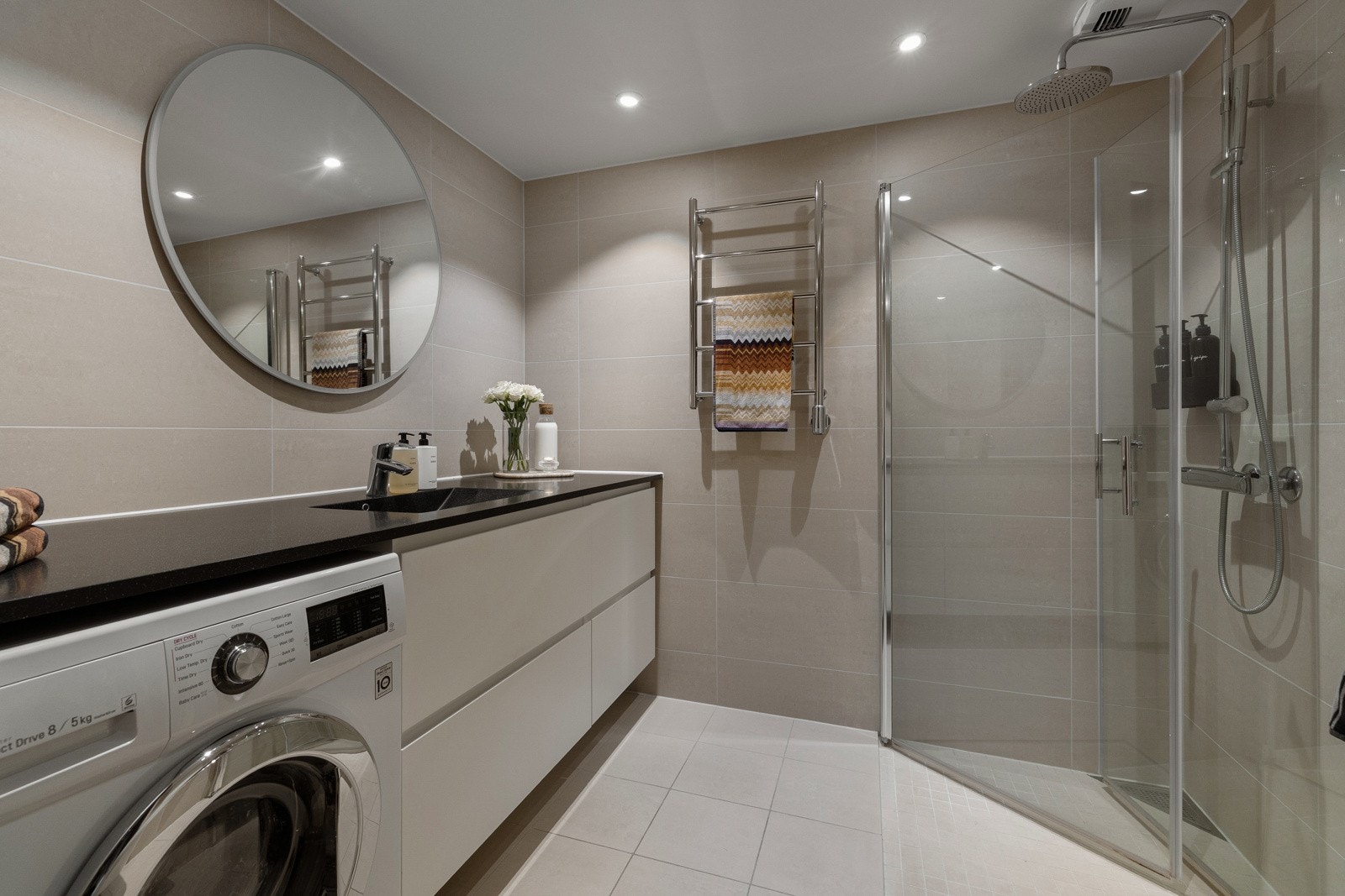 Badet er utført med flislagt gulv med vannbåren varme som gir god komfort. Galleribilde