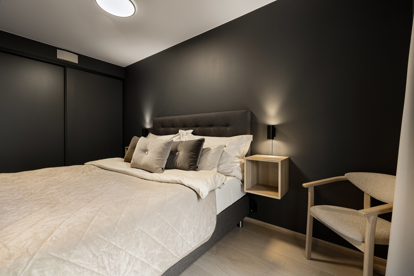 Rommet er utstyrt med en romslig garderobeløsning som gir gode og praktiske oppbevaringsmuligheter. Galleribilde