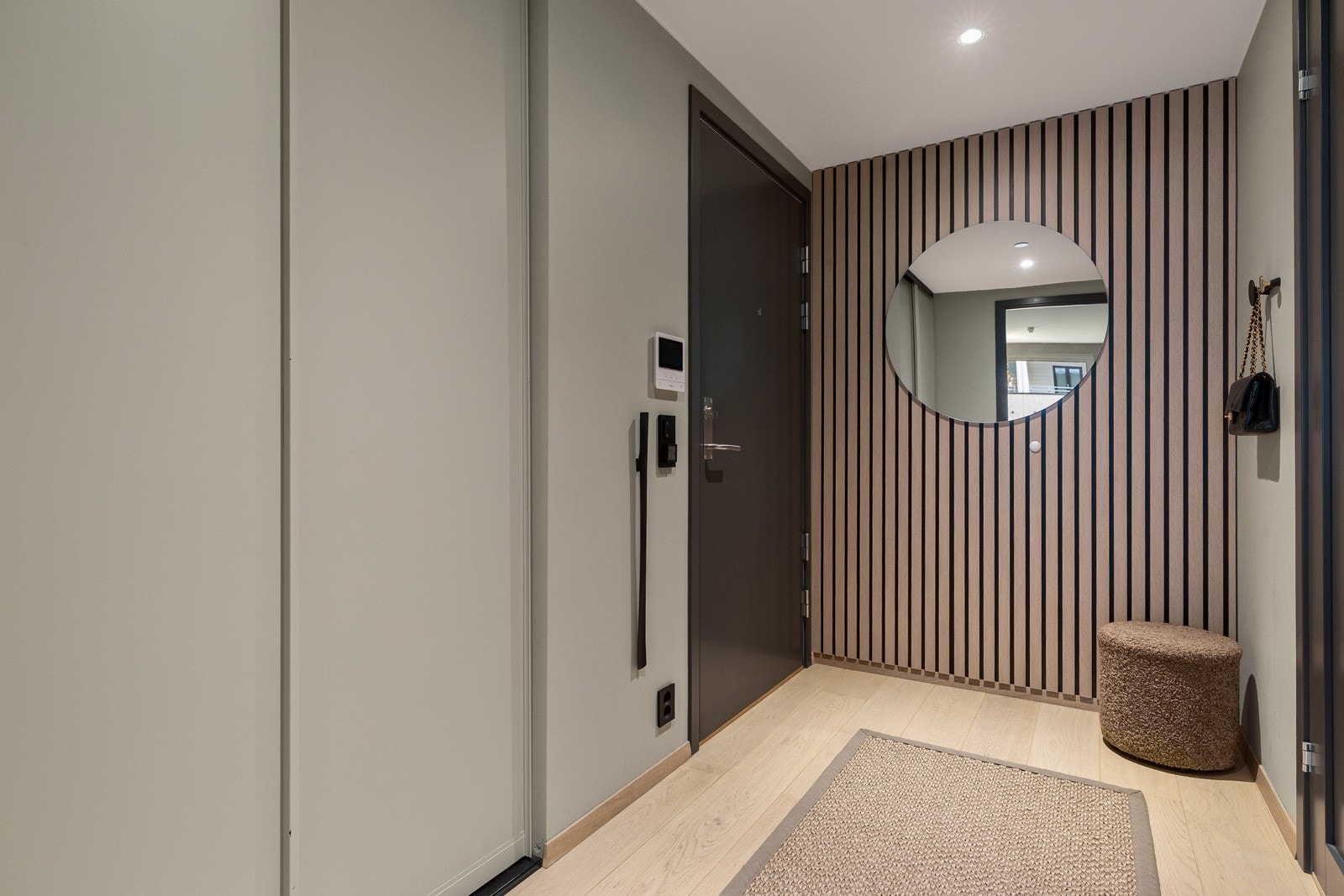 Rommet har en praktisk utforming som gir et innbydende førsteinntrykk, og direkte adkomst til både stue og øvrige rom. Galleribilde