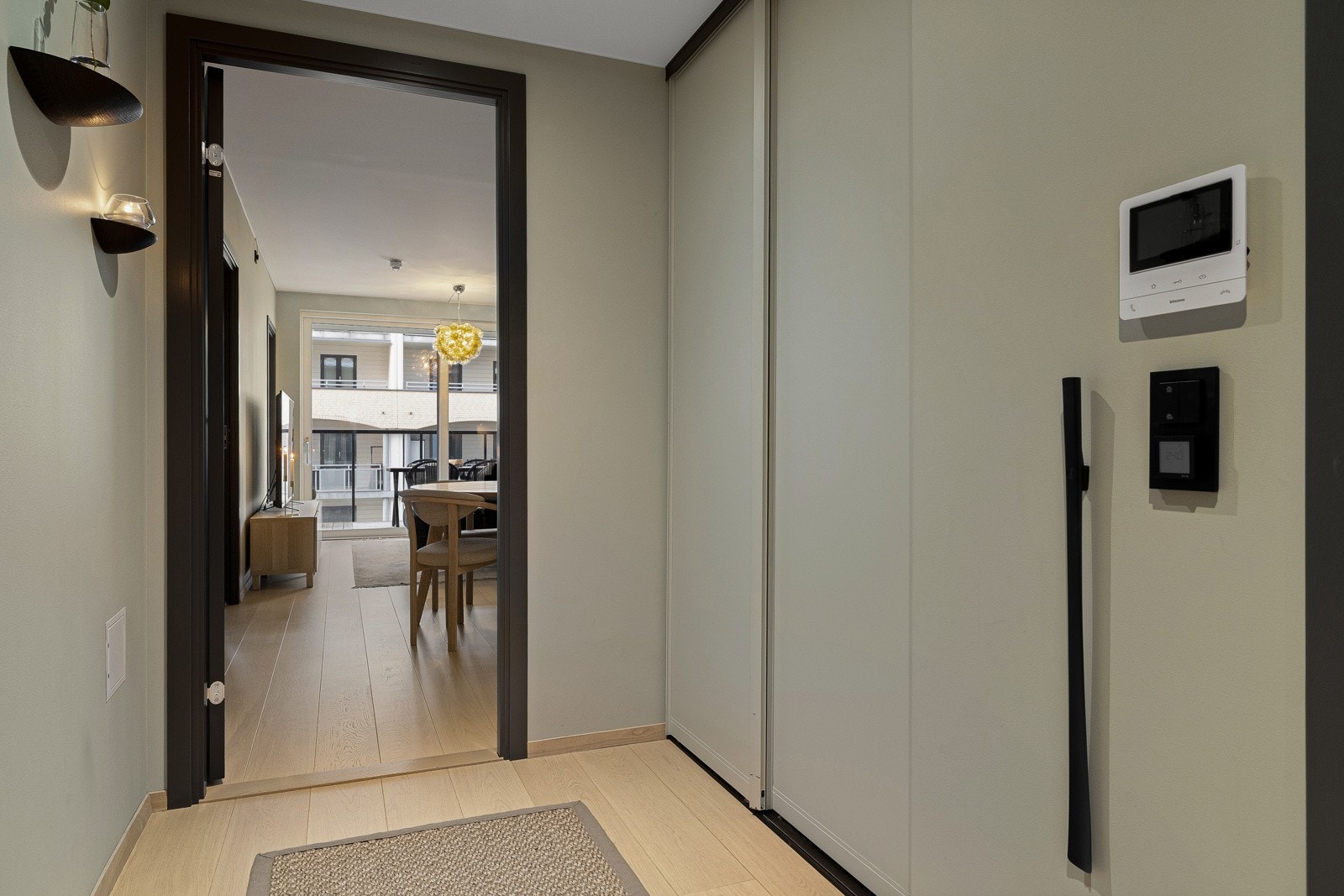 Entré med god plass til oppheng av yttertøy og oppbevaring. Galleribilde