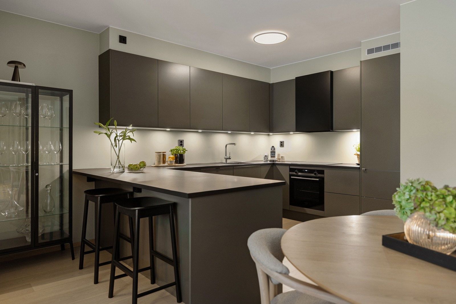 Laminat benkeplate med underlimt vask gir en praktisk og lettstelt arbeidsflate. Kjøkkenet er utstyrt med integrerte hvitevarer, herunder kjøl/fryseskap, oppvaskmaskin, induksjonstopp og stekeovn, som bidrar til et helhetlig og ryddig preg. Galleribilde