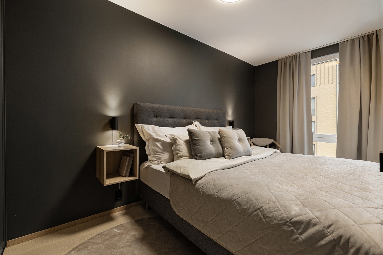 Hovedsoverommet er lyst og innbydende, med god plass til dobbeltseng og øvrig møblement etter ønske og behov. re vindusflater gir rikelig med naturlig lys og bidrar til en luftig romfølelse. Galleribilde