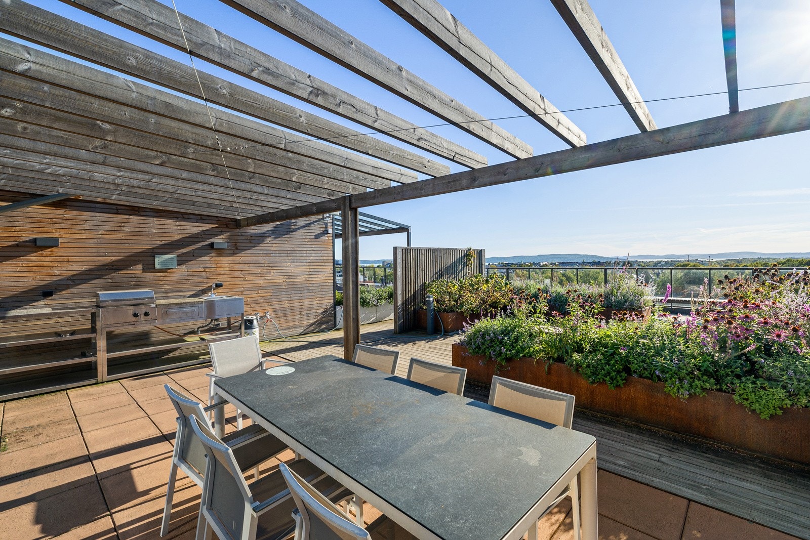 Felles takterrasser med sittegrupper, utekjøkken med grill, tuftepark, dusj og toalettfasiliteter. Galleribilde