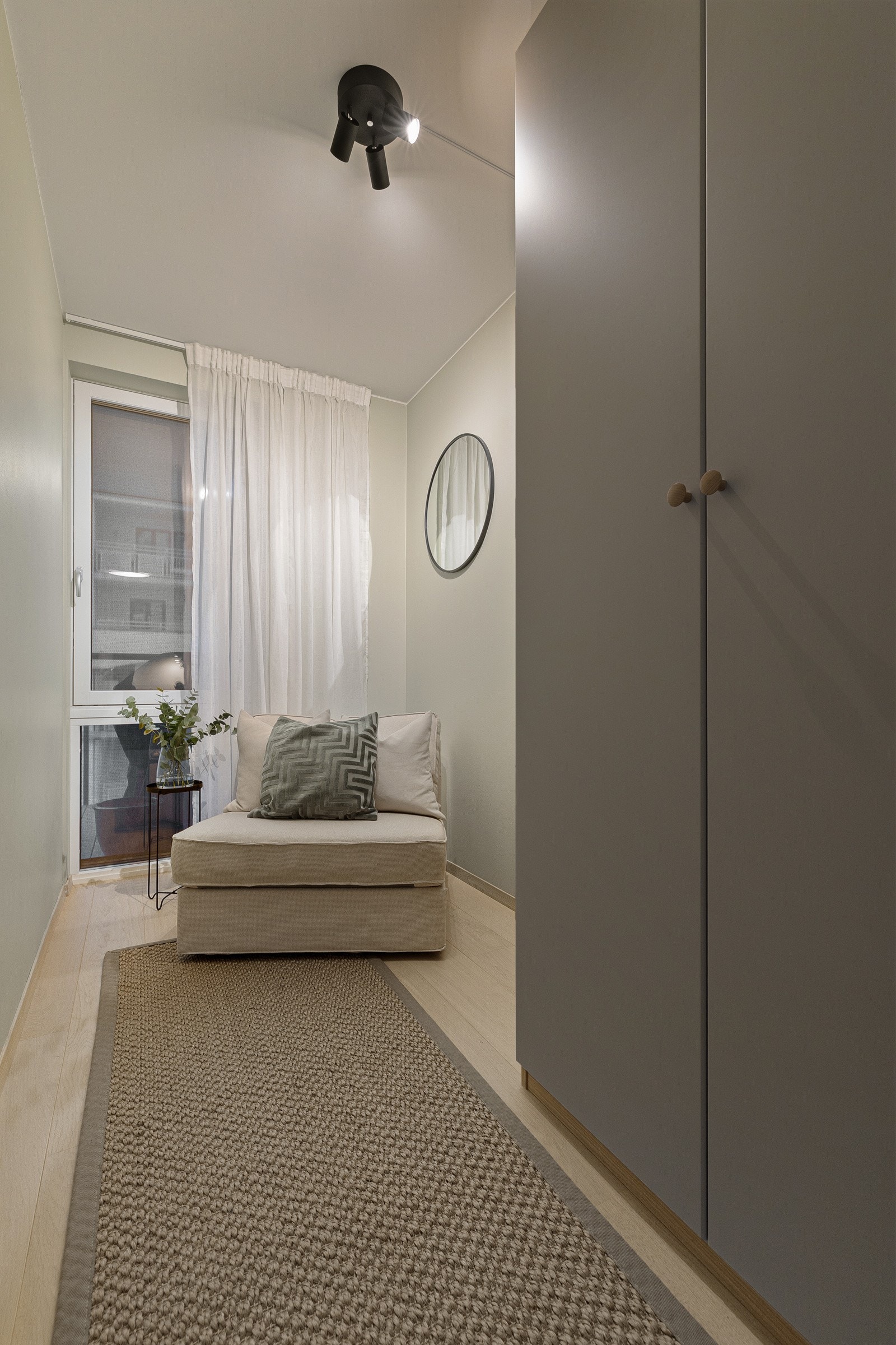 Soverom to passer perfekt som barnerom, gjesterom eller hjemmekontor, med fleksible innredningsmuligheter etter behov. Rommet har plass til seng og oppbevaringsløsninger, og egner seg godt både til fast bruk og som et ekstra rom ved besøk. Galleribilde