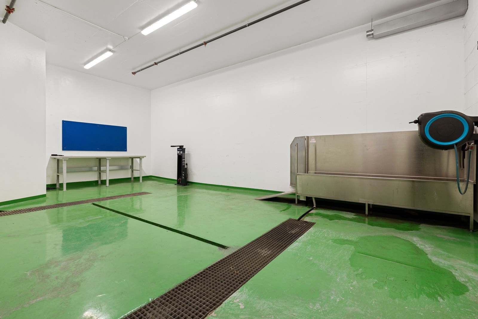 Praktisk felles vaskerom med god plass og solide overflater ? velegnet for rengjøring av sykler, barnevogn, utstyr eller lignende. Galleribilde