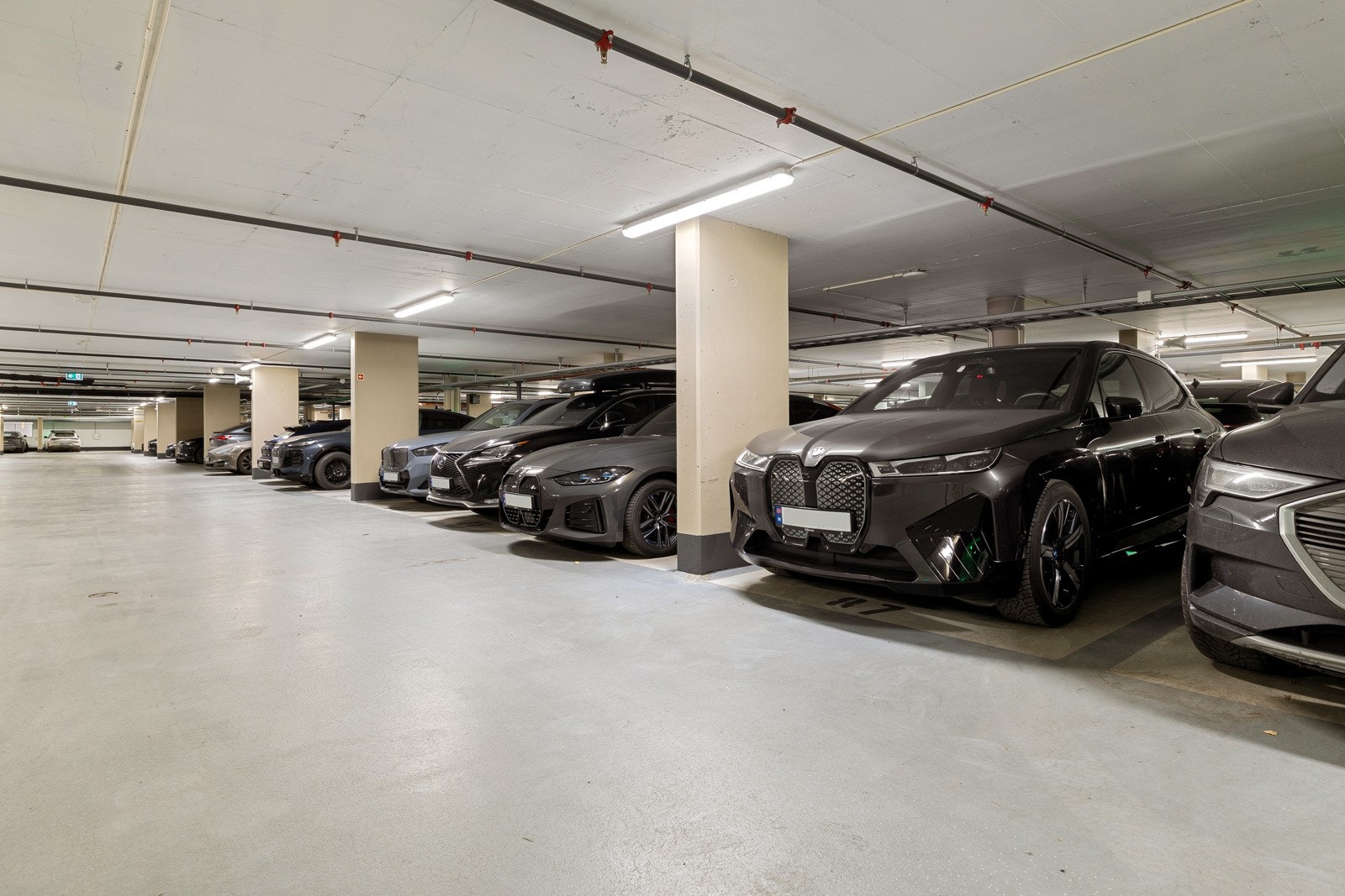 Selger eier en garasjeplass i byggets garasjekjeller. Denne kan kjøpes i tillegg til leiligheten. Galleribilde