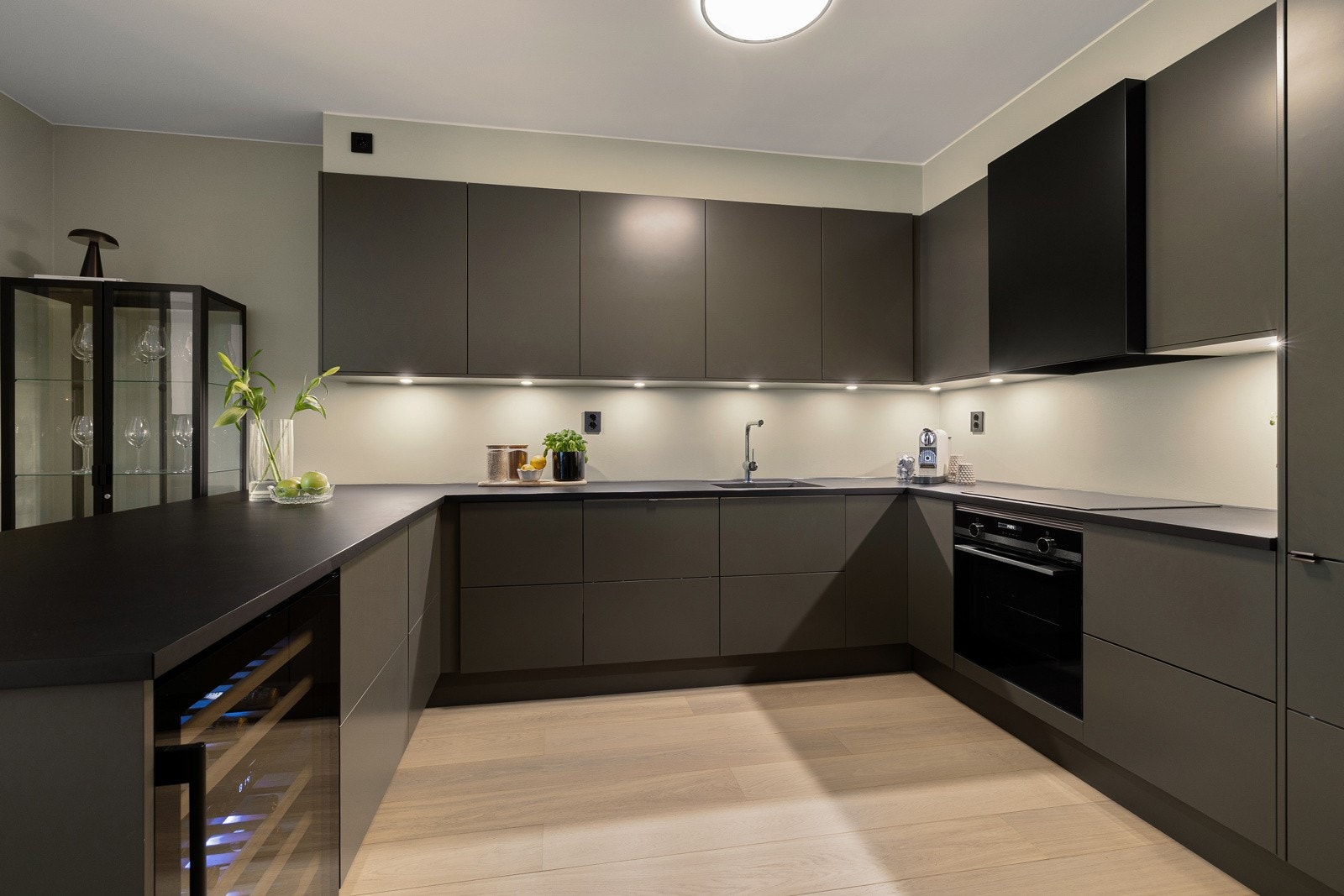 Kjøkkenet er innredet med stilren kjøkkeninnredning fra Sigdal med glatte fronter som gir et tidløst uttrykk. Galleribilde