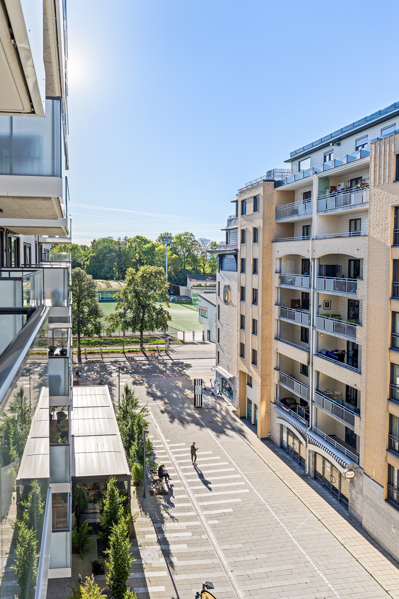 Åpen og luftig utsikt fra balkongen mot rolige omgivelser. Galleribilde