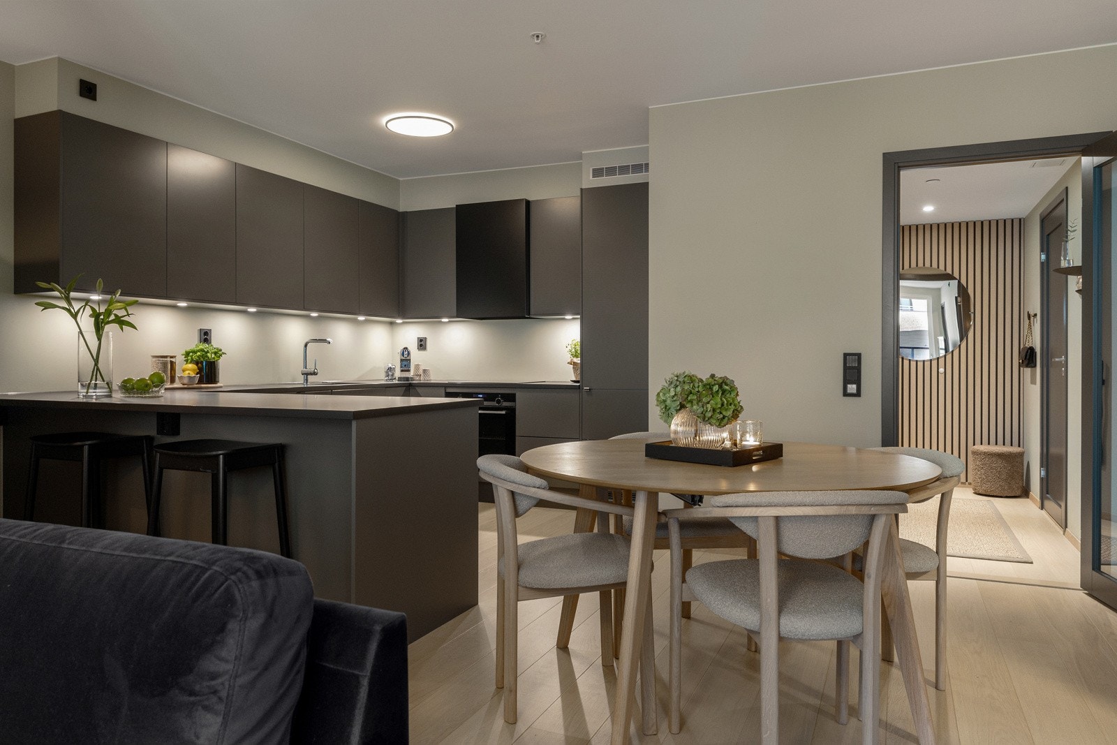 Det er god plass til sofagruppe og spisebord,. Galleribilde