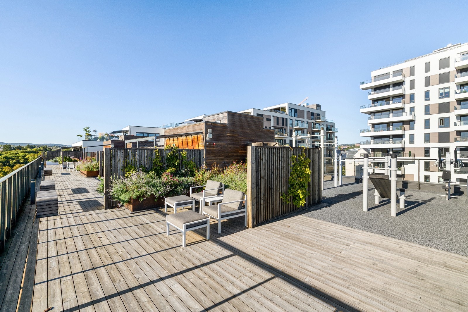 Felles tuftepark. Sameiet disponerer to gjesteleiligheter i oppgang 17C, første etasje. Disse gjesteleilighetene kan reserveres for bruk. Galleribilde